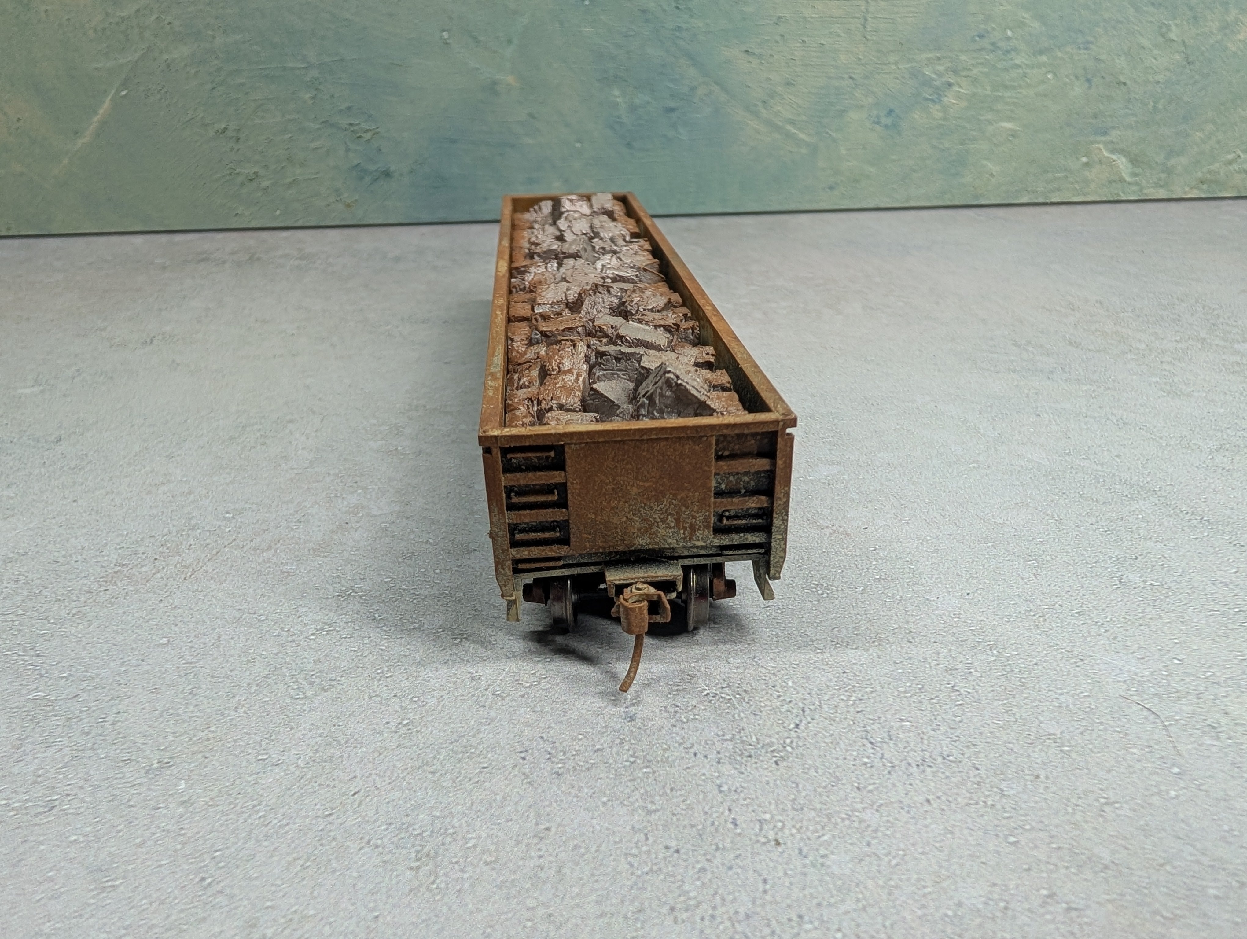 USED Roundhouse HO Scale 52'6" Gondola Providence Northern PN #20102 Weathered w/ Stone Load