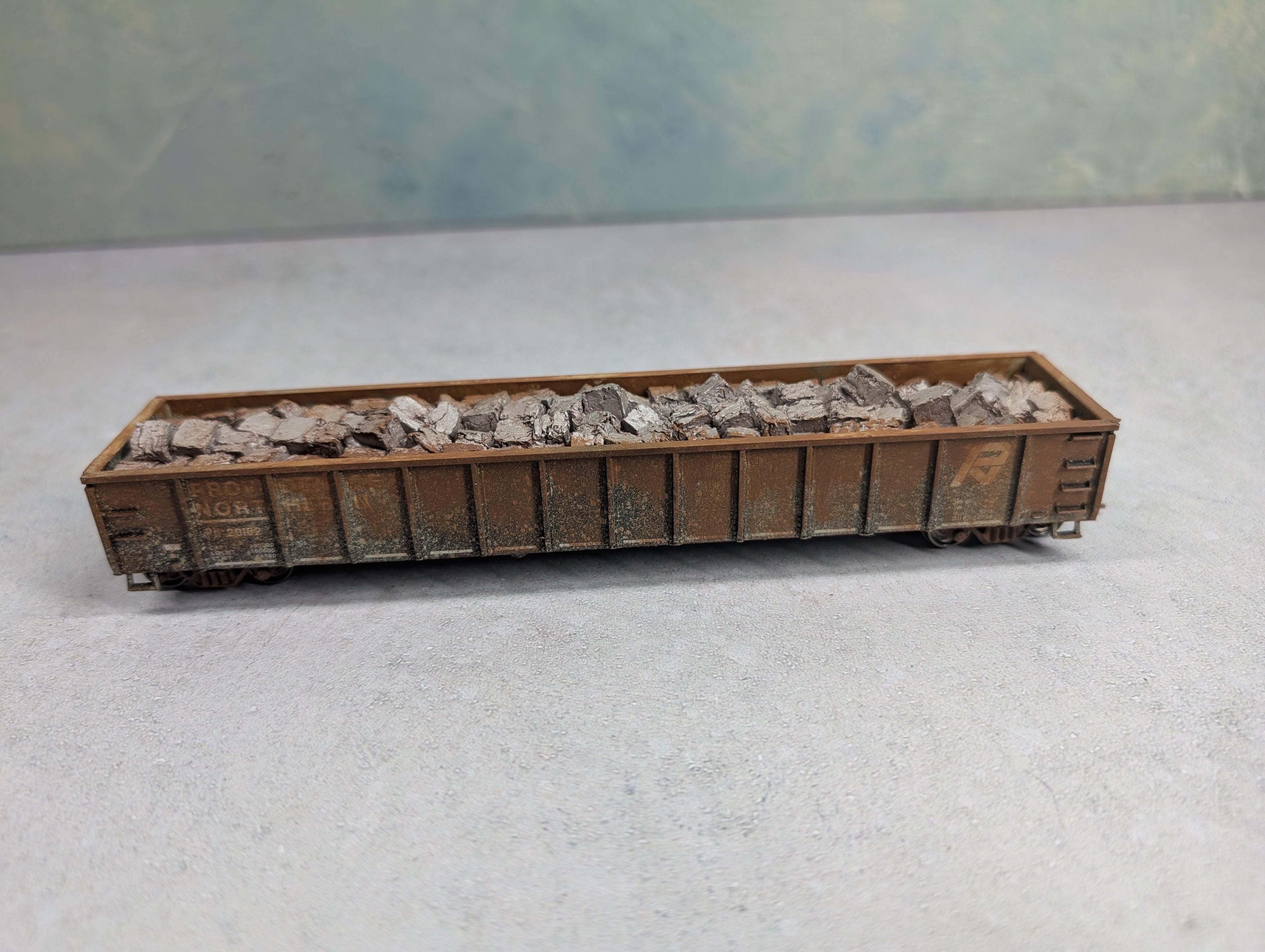 USED Roundhouse HO Scale 52'6" Gondola Providence Northern PN #20102 Weathered w/ Stone Load