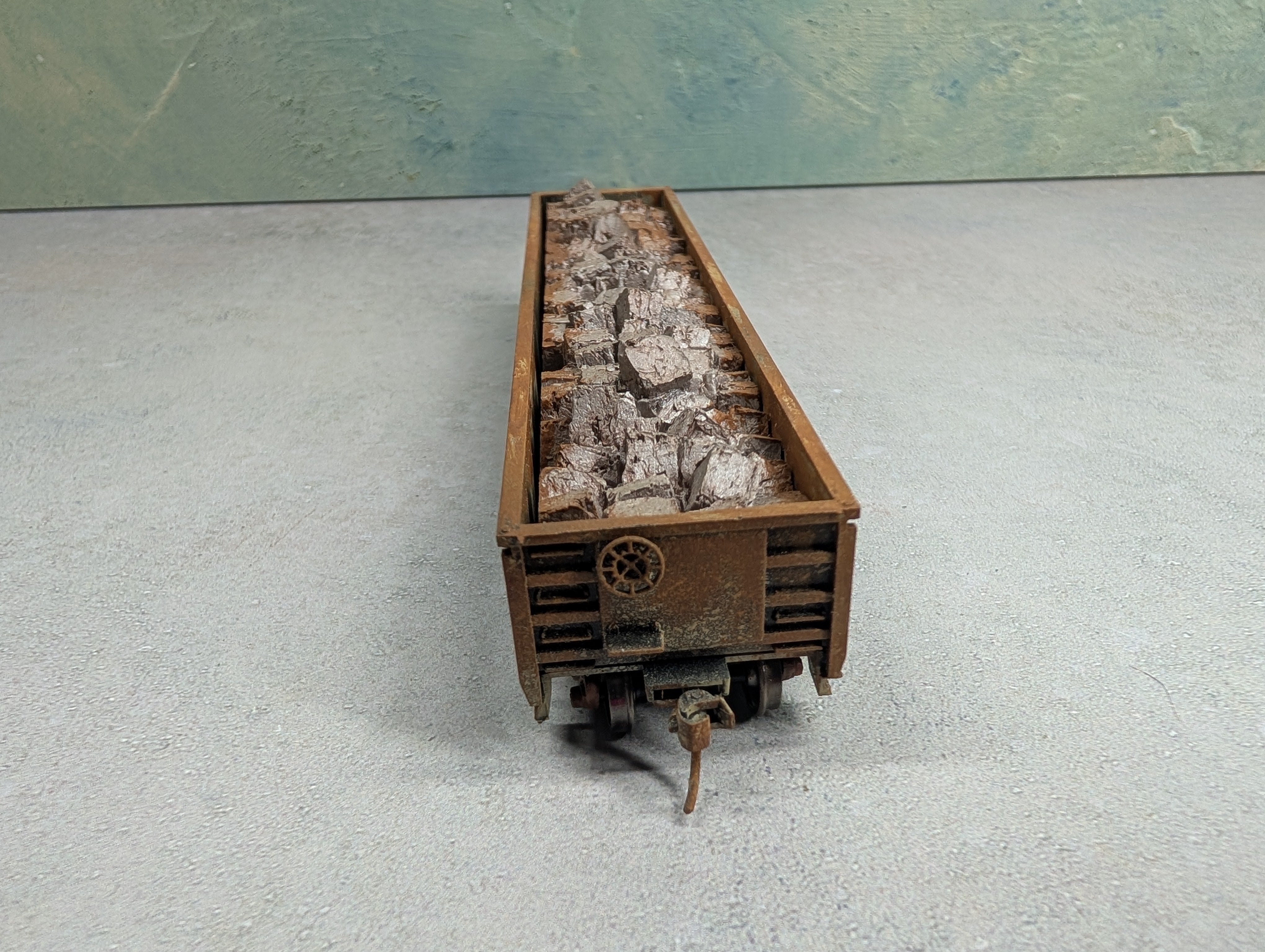 USED Roundhouse HO Scale 52'6" Gondola Providence Northern PN #20102 Weathered w/ Stone Load