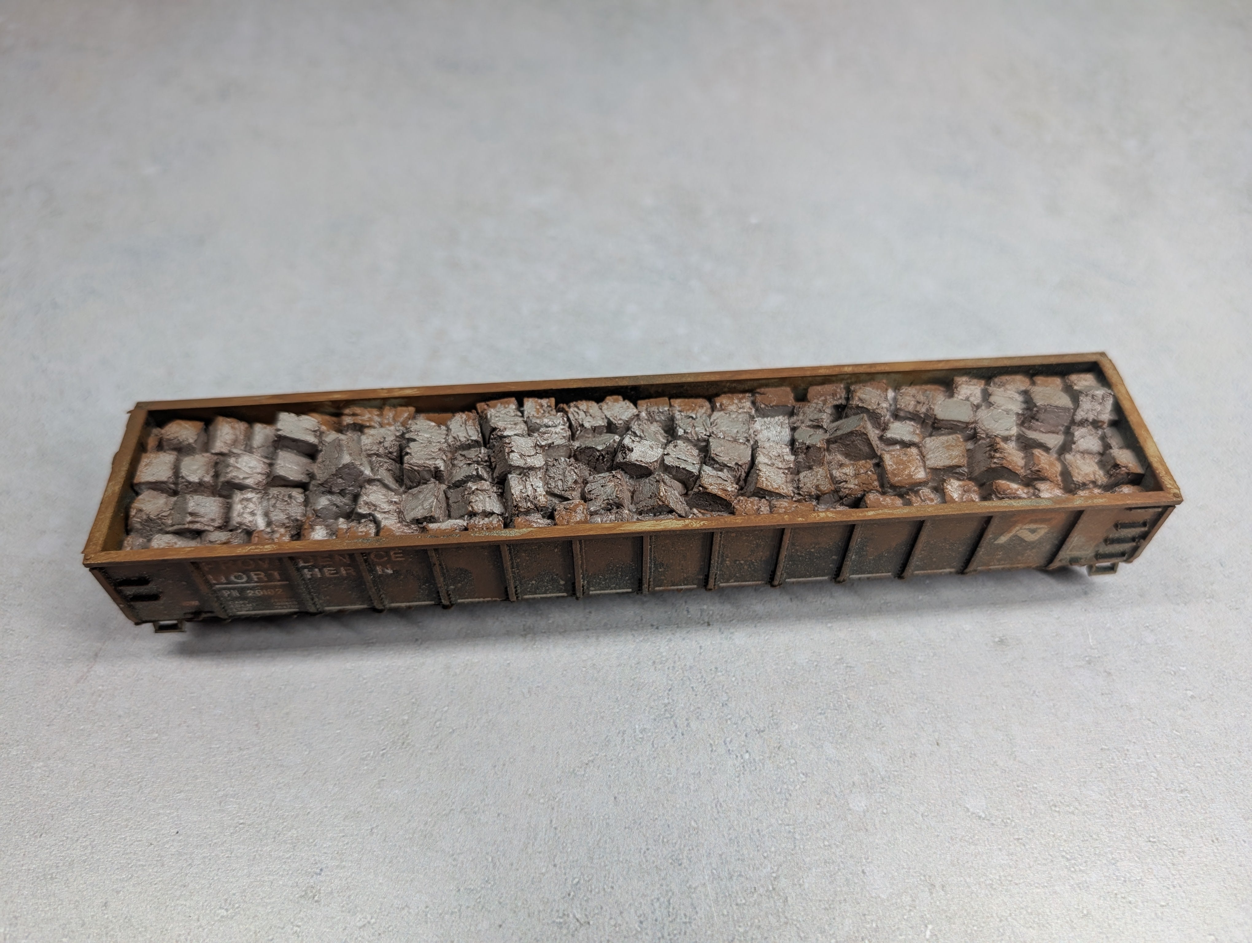 USED Roundhouse HO Scale 52'6" Gondola Providence Northern PN #20102 Weathered w/ Stone Load