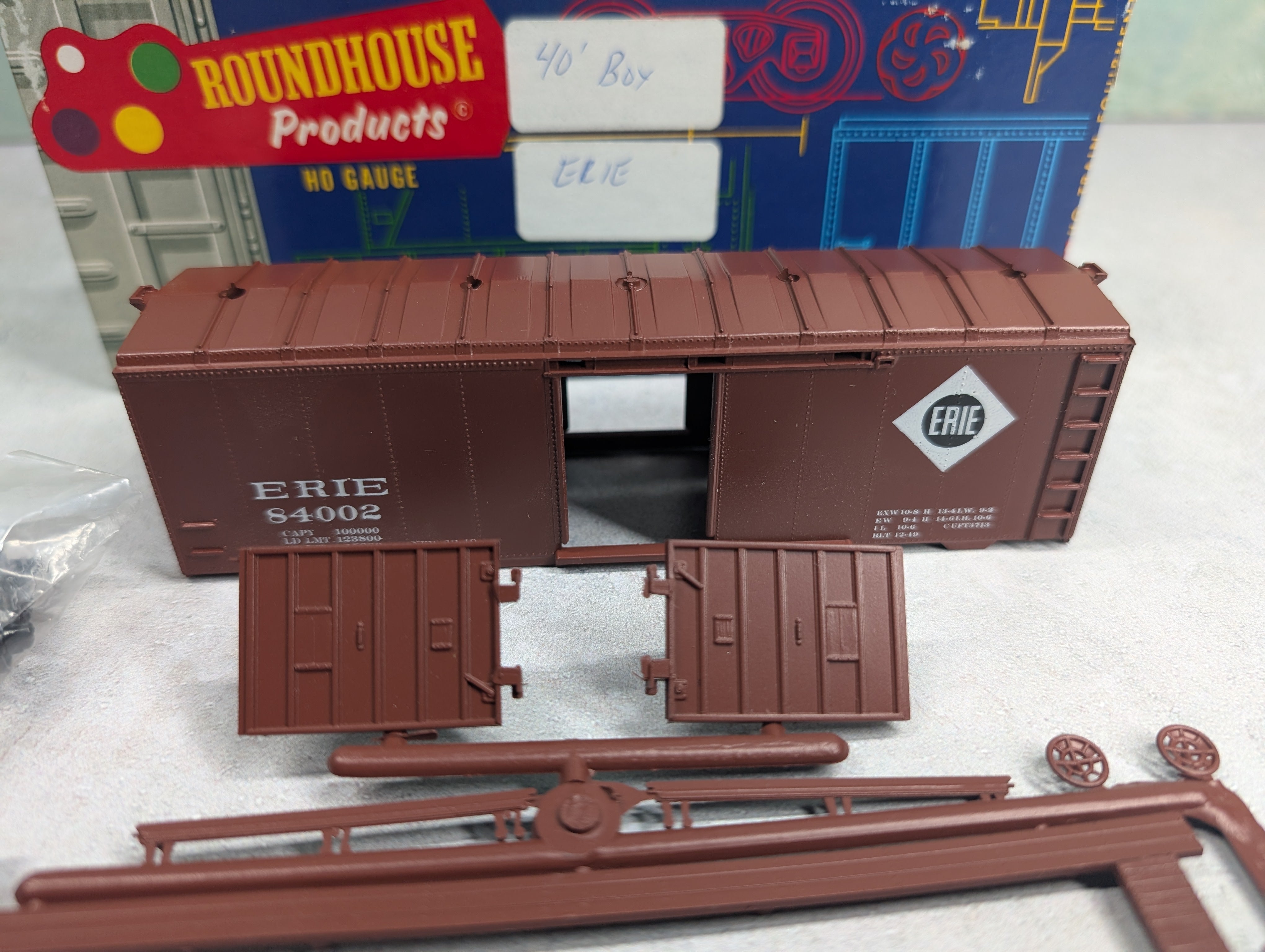 USED Roundhouse HO Scale 40' Box Car Erie #84002 KIT