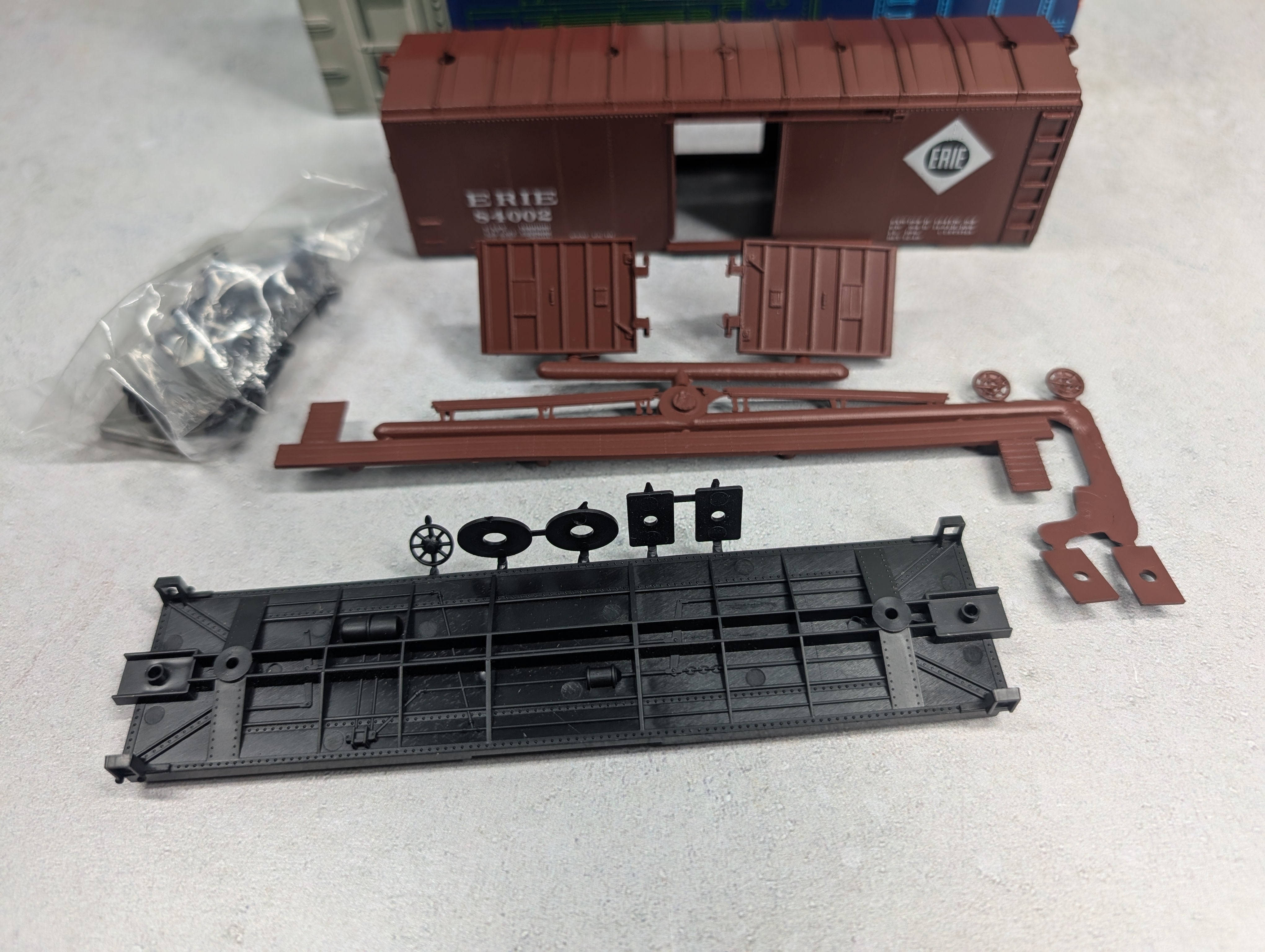 USED Roundhouse HO Scale 40' Box Car Erie #84002 KIT