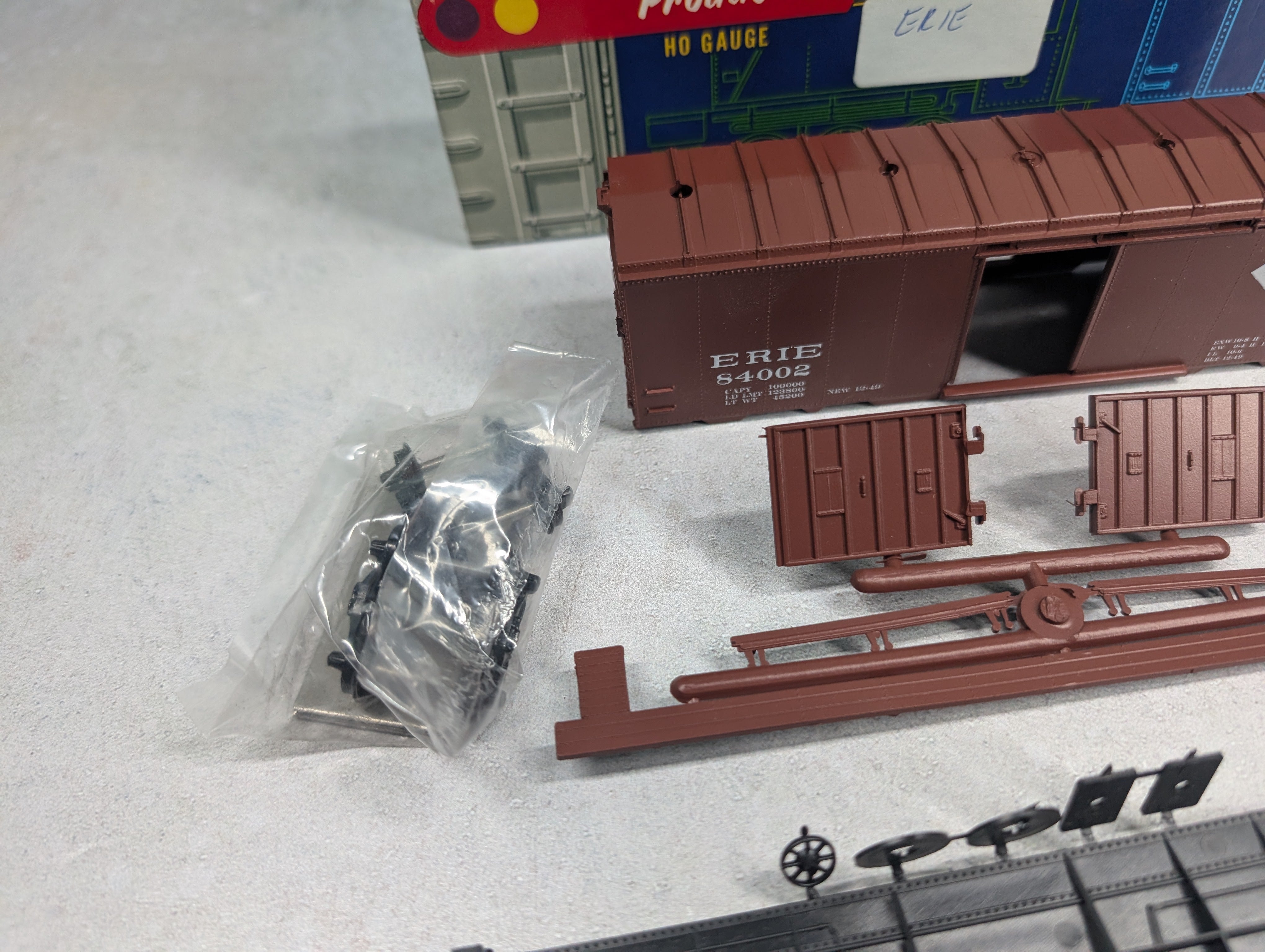 USED Roundhouse HO Scale 40' Box Car Erie #84002 KIT