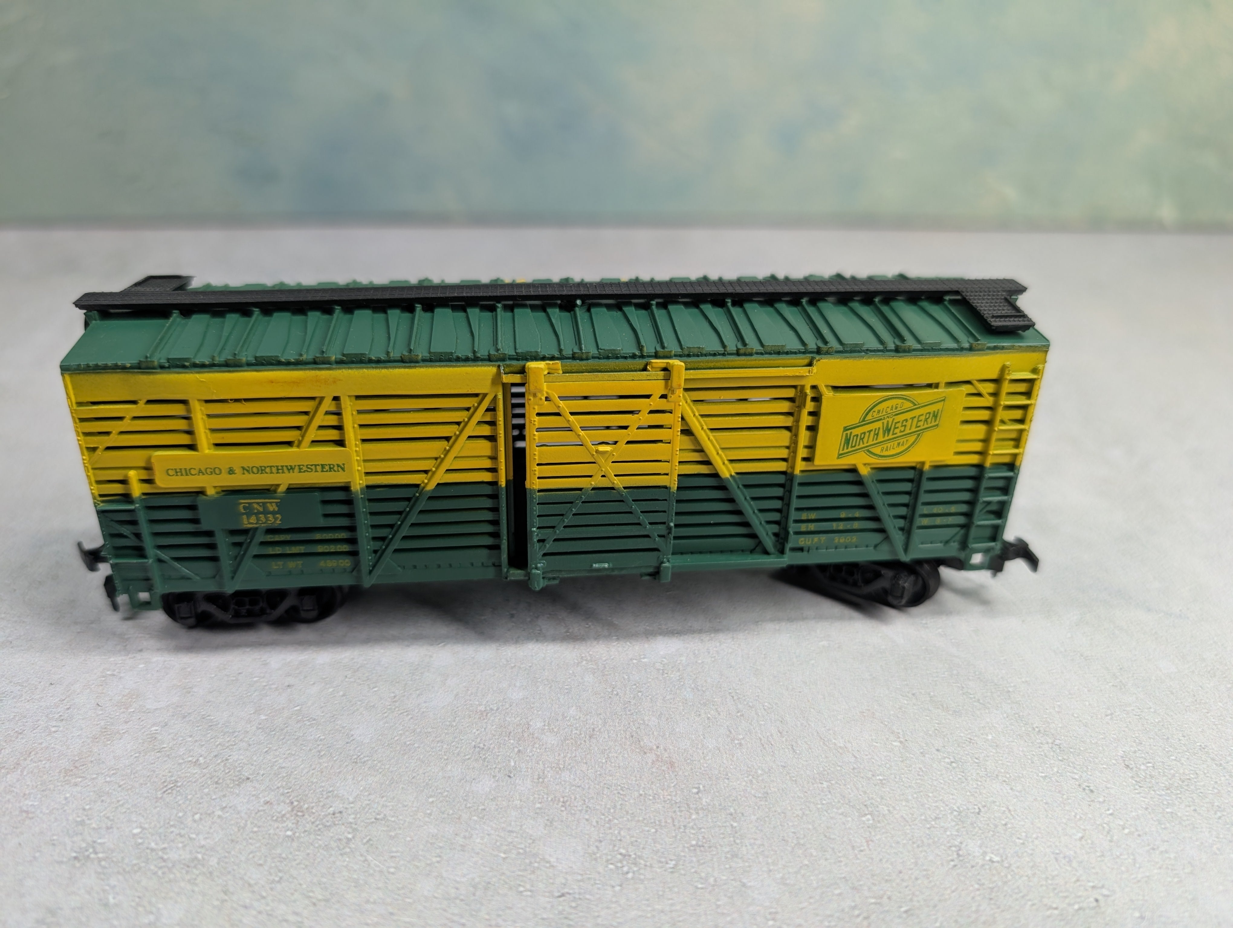 USED AHM HO Scale 40' Stock Car Chicago & North Western CNW #14332