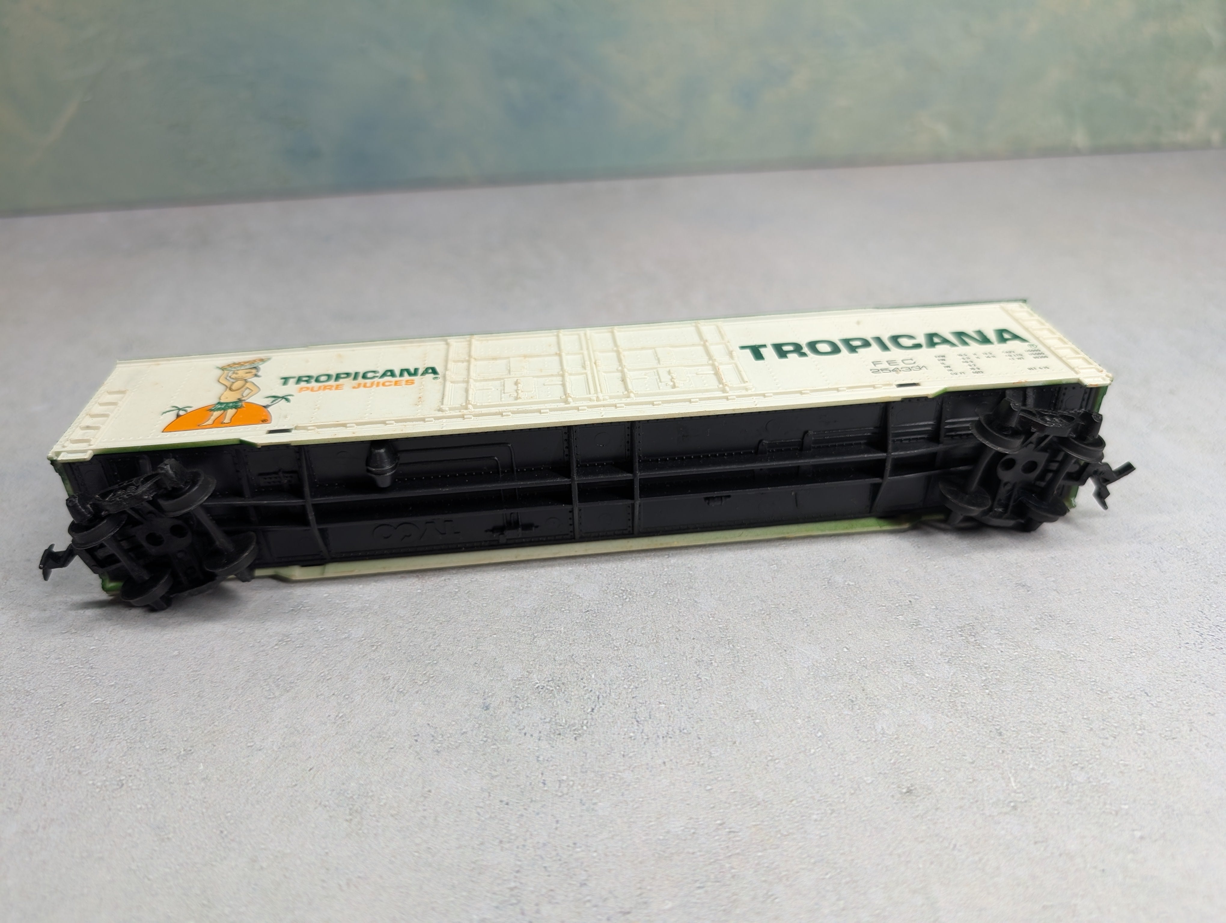 USED Tyco HO Scale 60' Box Car Tropicana FEC #254331