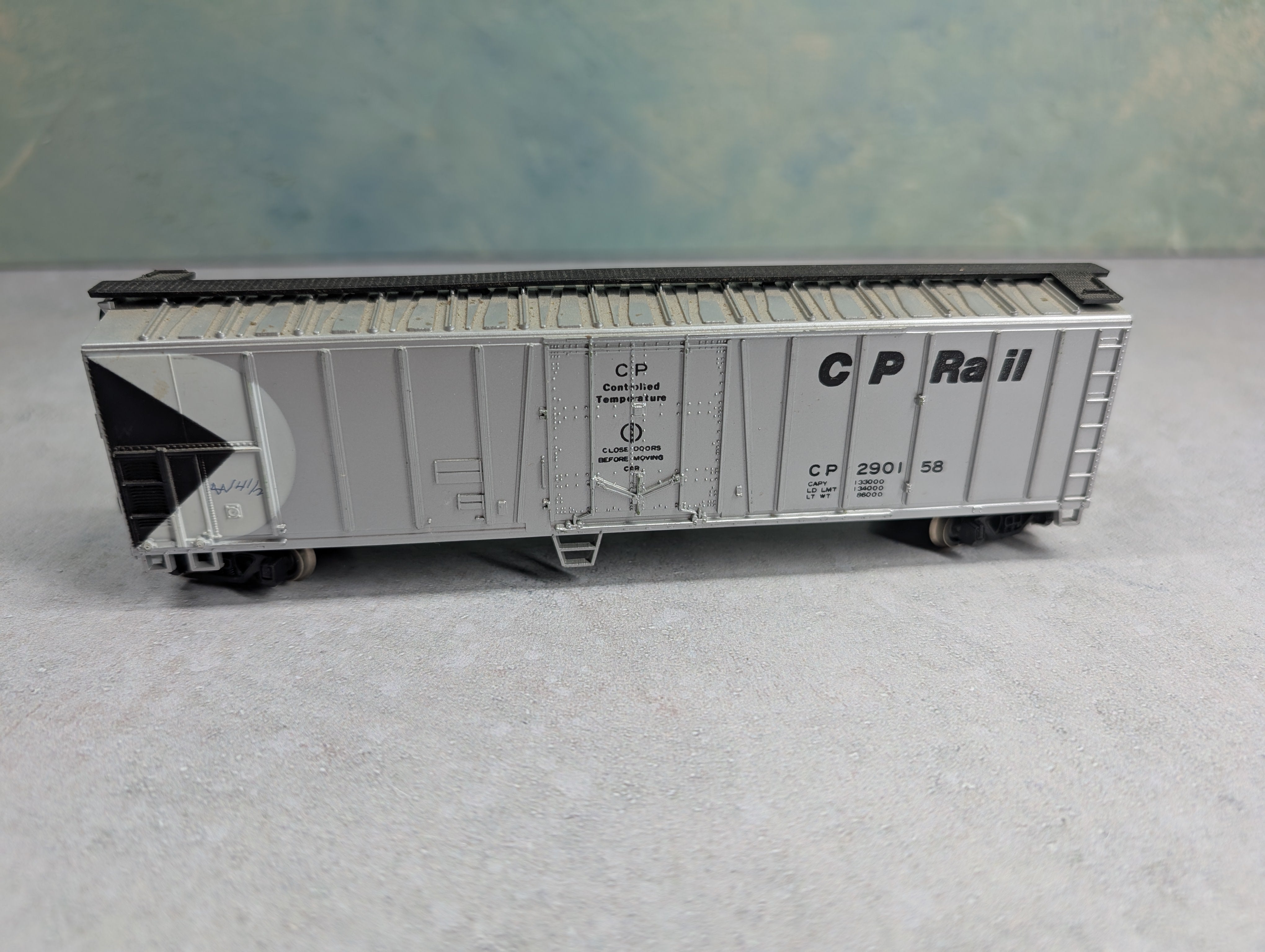 USED HO Scale 50' Reefer Box Car Canadian Pacific CP #290158