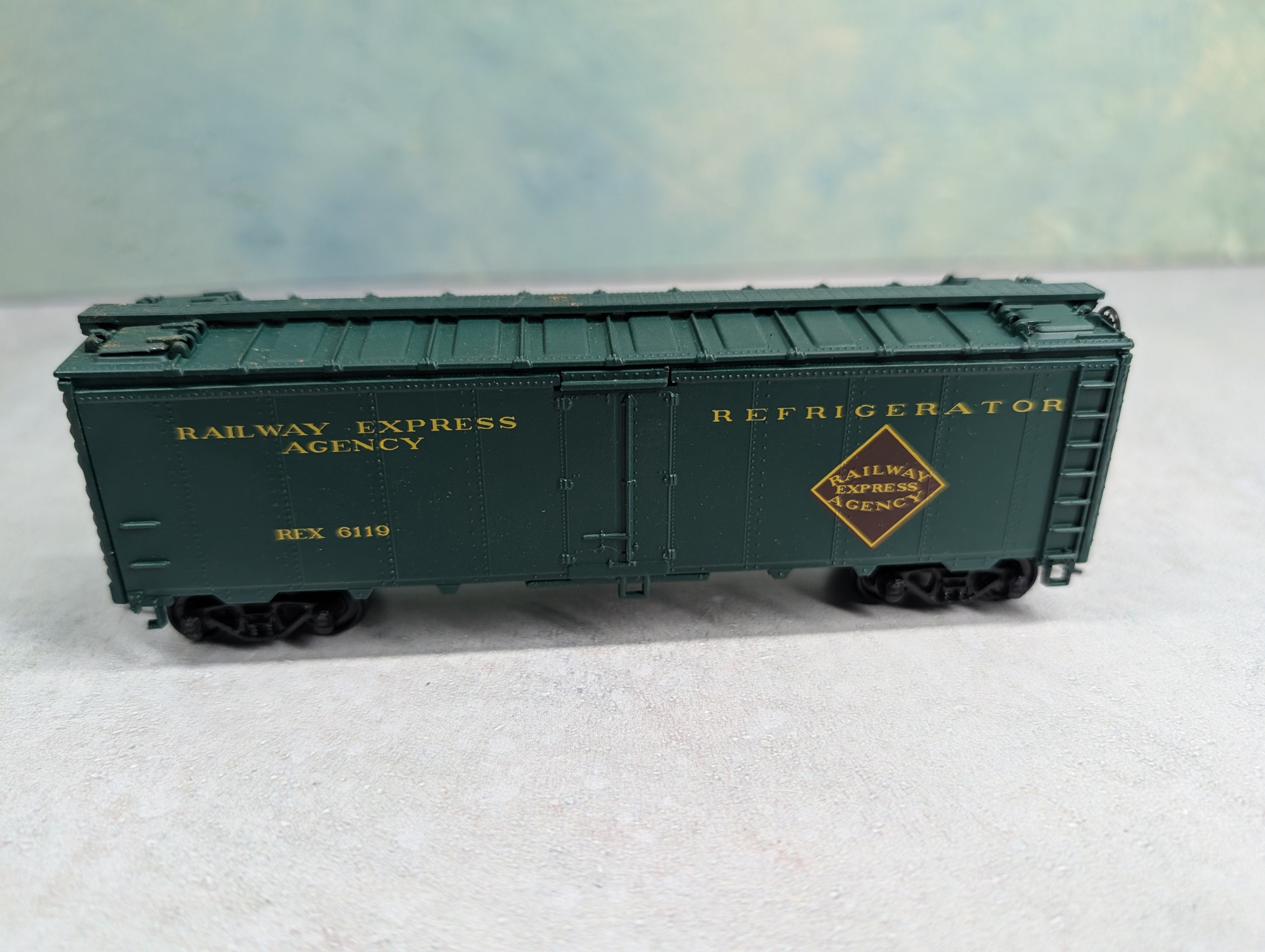 USED Athearn HO Scale 40' Reefer Box Car Railway Express Agency REX #6119