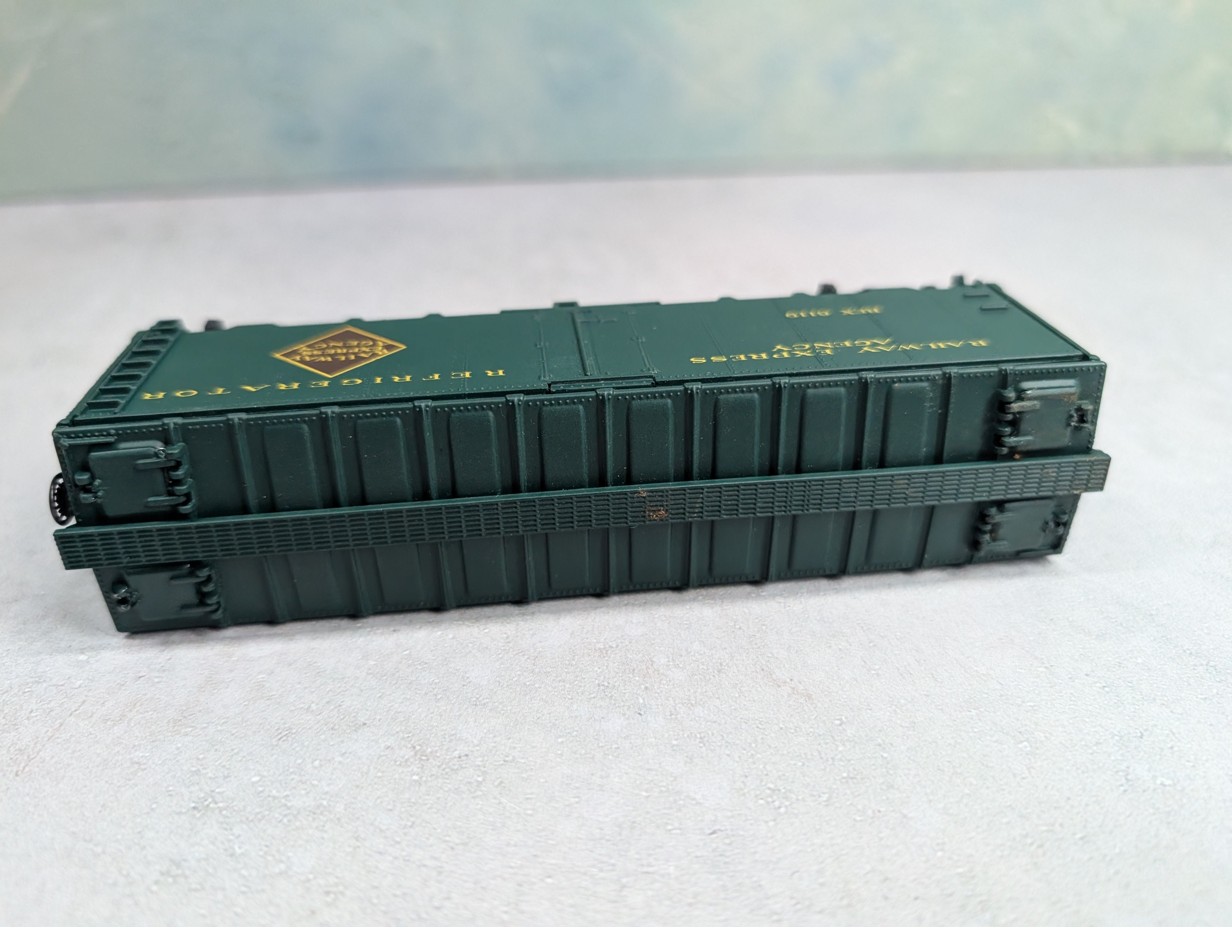 USED Athearn HO Scale 40' Reefer Box Car Railway Express Agency REX #6119