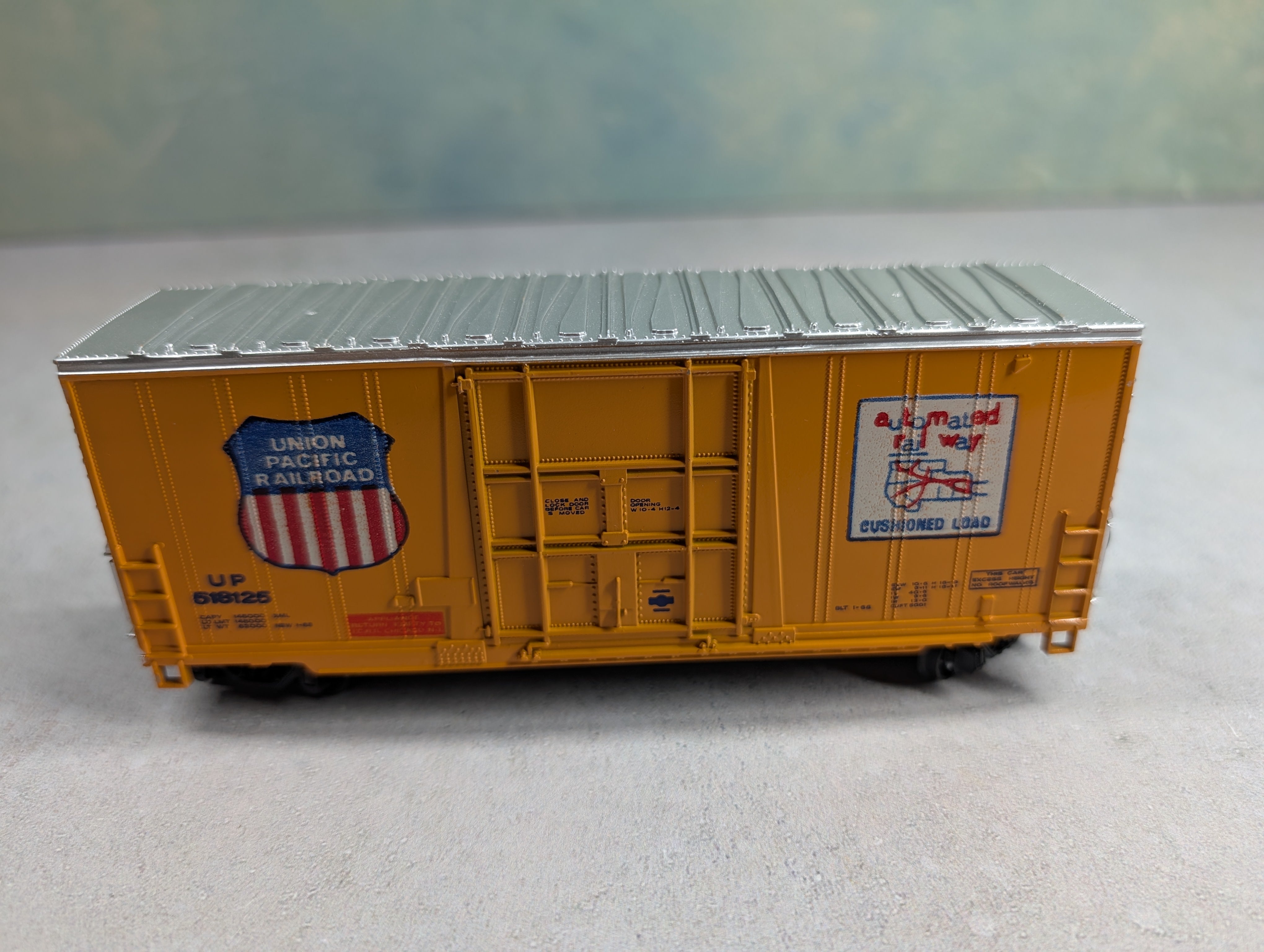 USED AHM HO Scale 41' Hi-Cube Box Car Union Pacific UP #518125