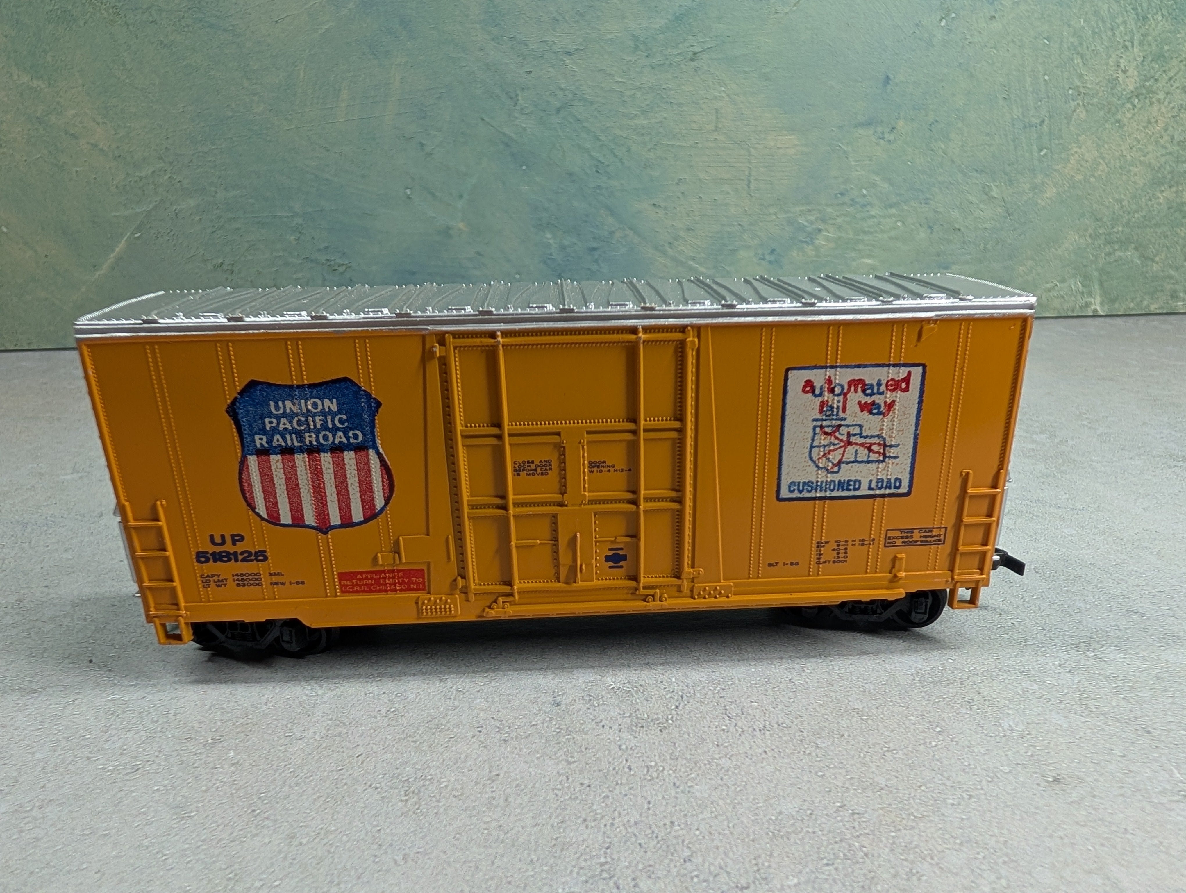 USED AHM HO Scale 41' Hi-Cube Box Car Union Pacific UP #518125