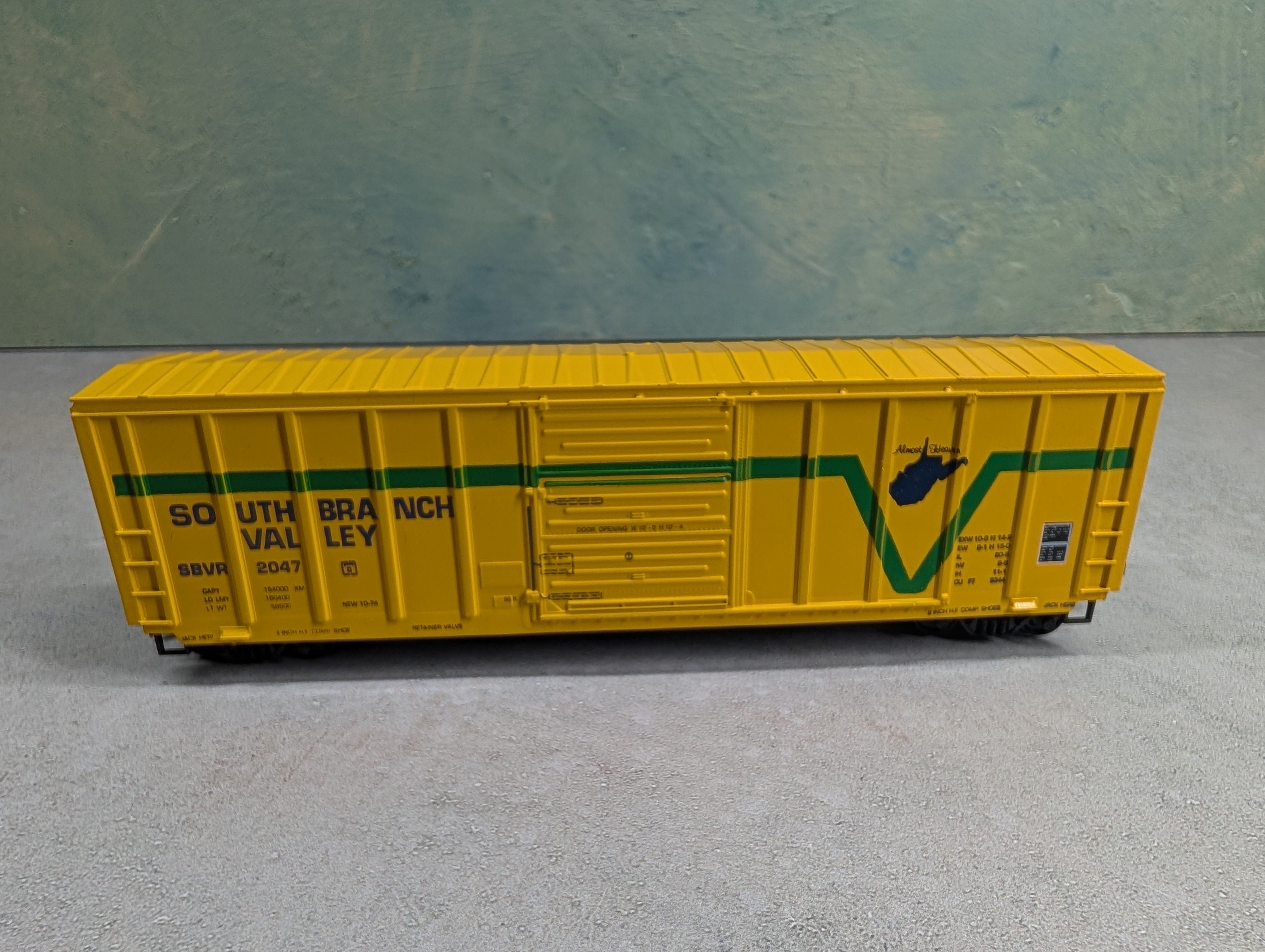 USED Roundhouse HO Scale 50' SD Box Car South Branch Valley SBVR #2047