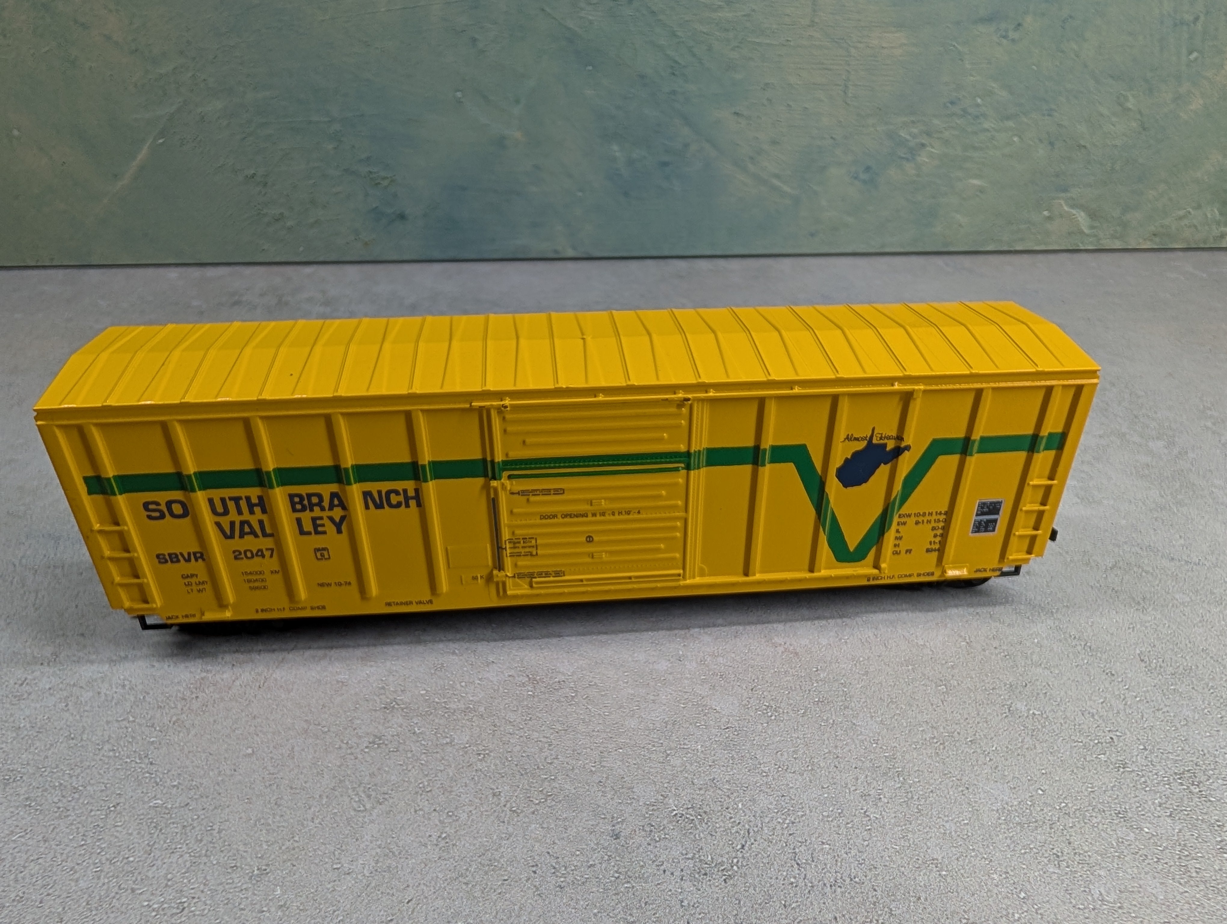USED Roundhouse HO Scale 50' SD Box Car South Branch Valley SBVR #2047