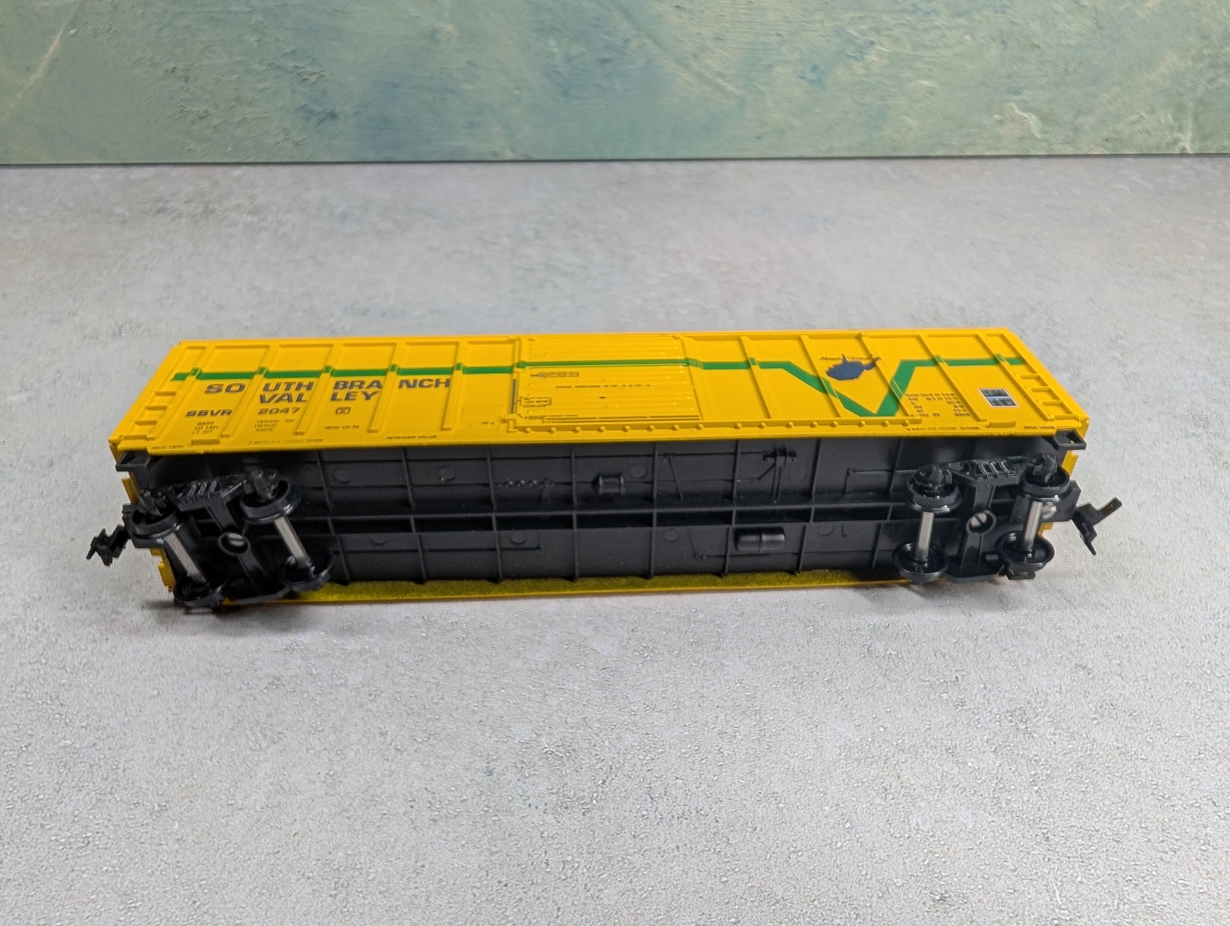 USED Roundhouse HO Scale 50' SD Box Car South Branch Valley SBVR #2047