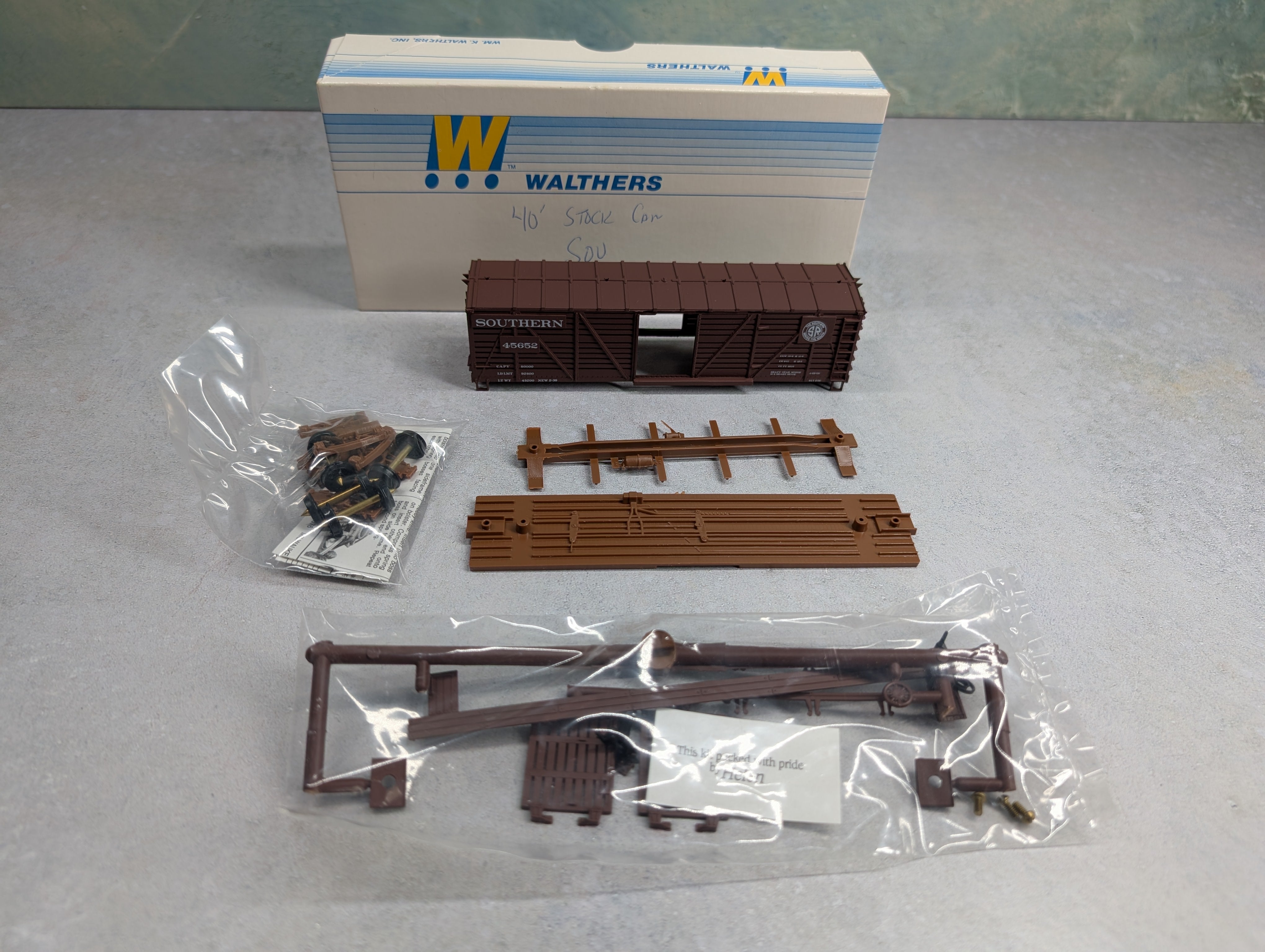 USED Walthers 932-3353 HO Scale 40' Cattle Stock Car Southern #45652 Slatted Ends KIT