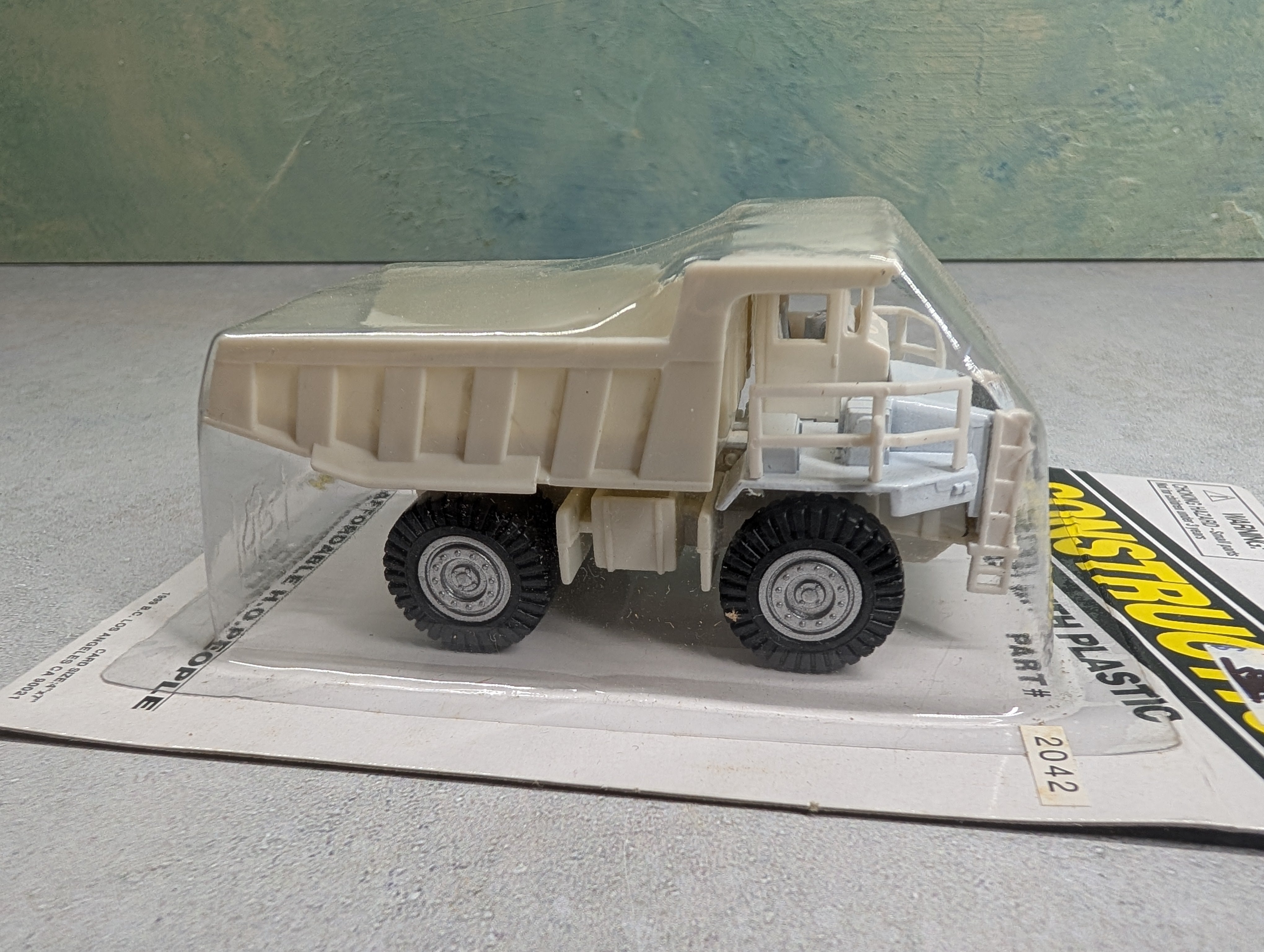 Boley 2042 HO Scale White Large Quarry Plastic Dump Truck Die Cast w/ Plastic Parts
