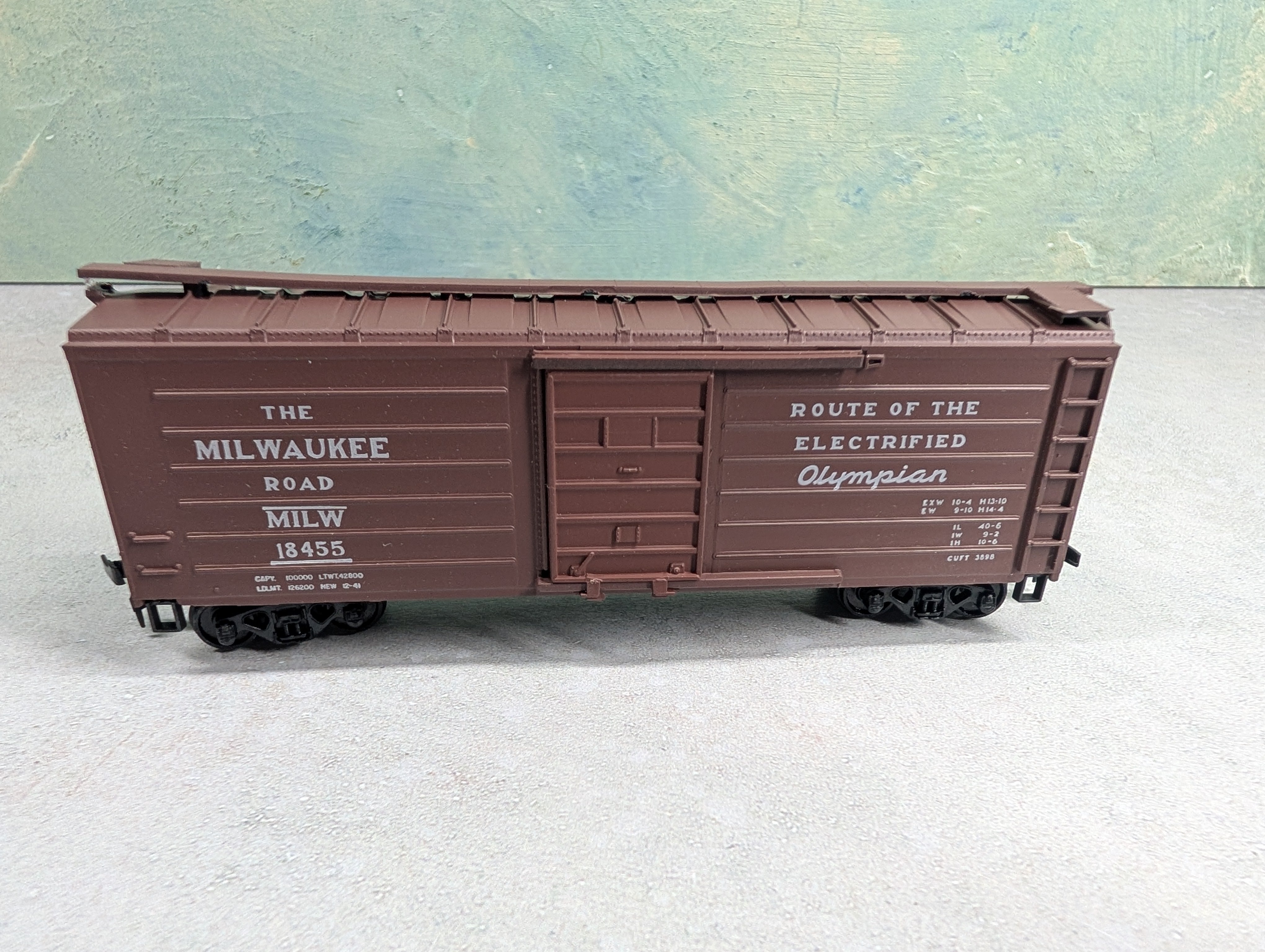 USED Roundhouse 1021 HO Scale 40' Box Car Milwaukee Road MILW #18455