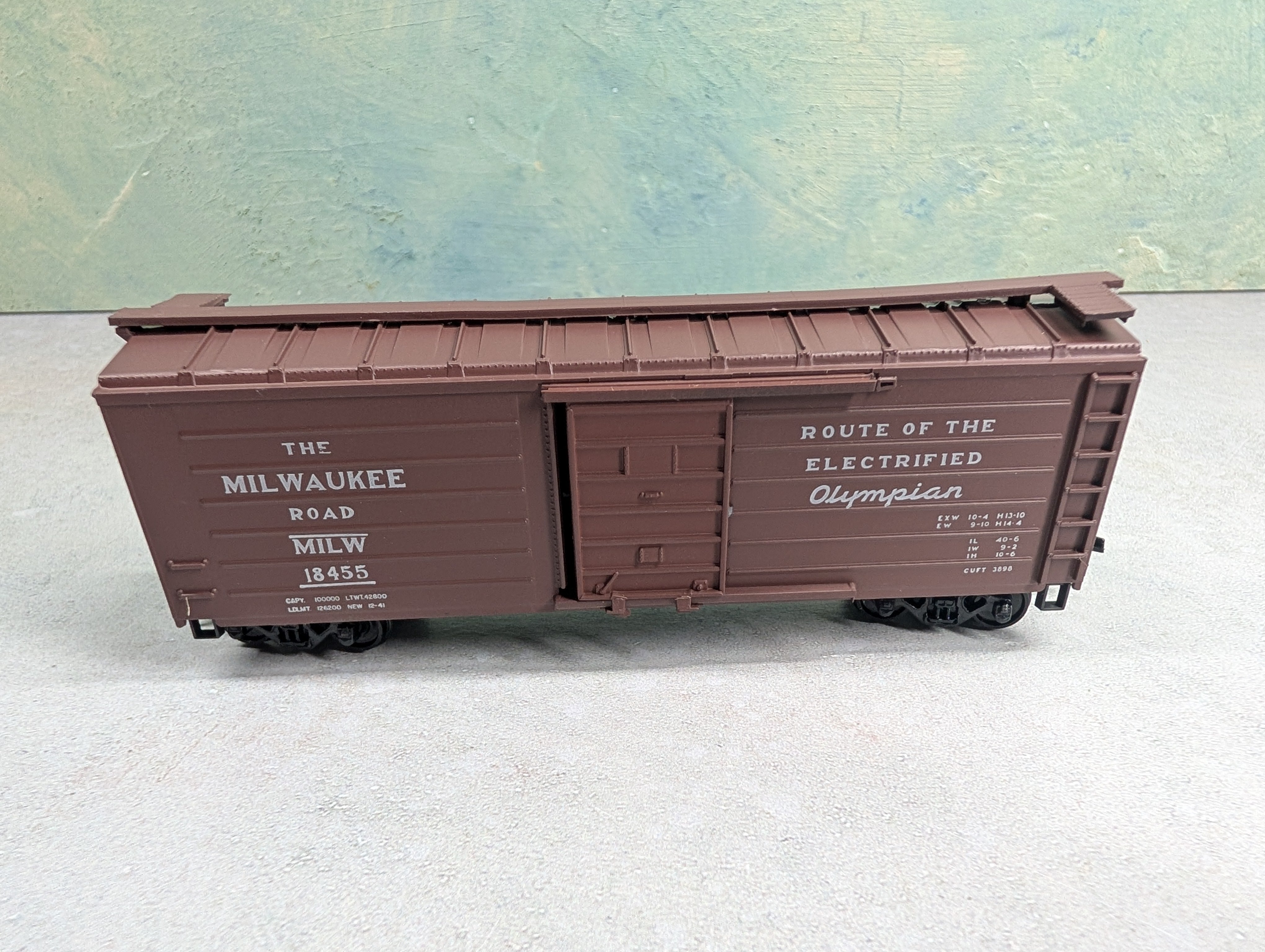 USED Roundhouse 1021 HO Scale 40' Box Car Milwaukee Road MILW #18455