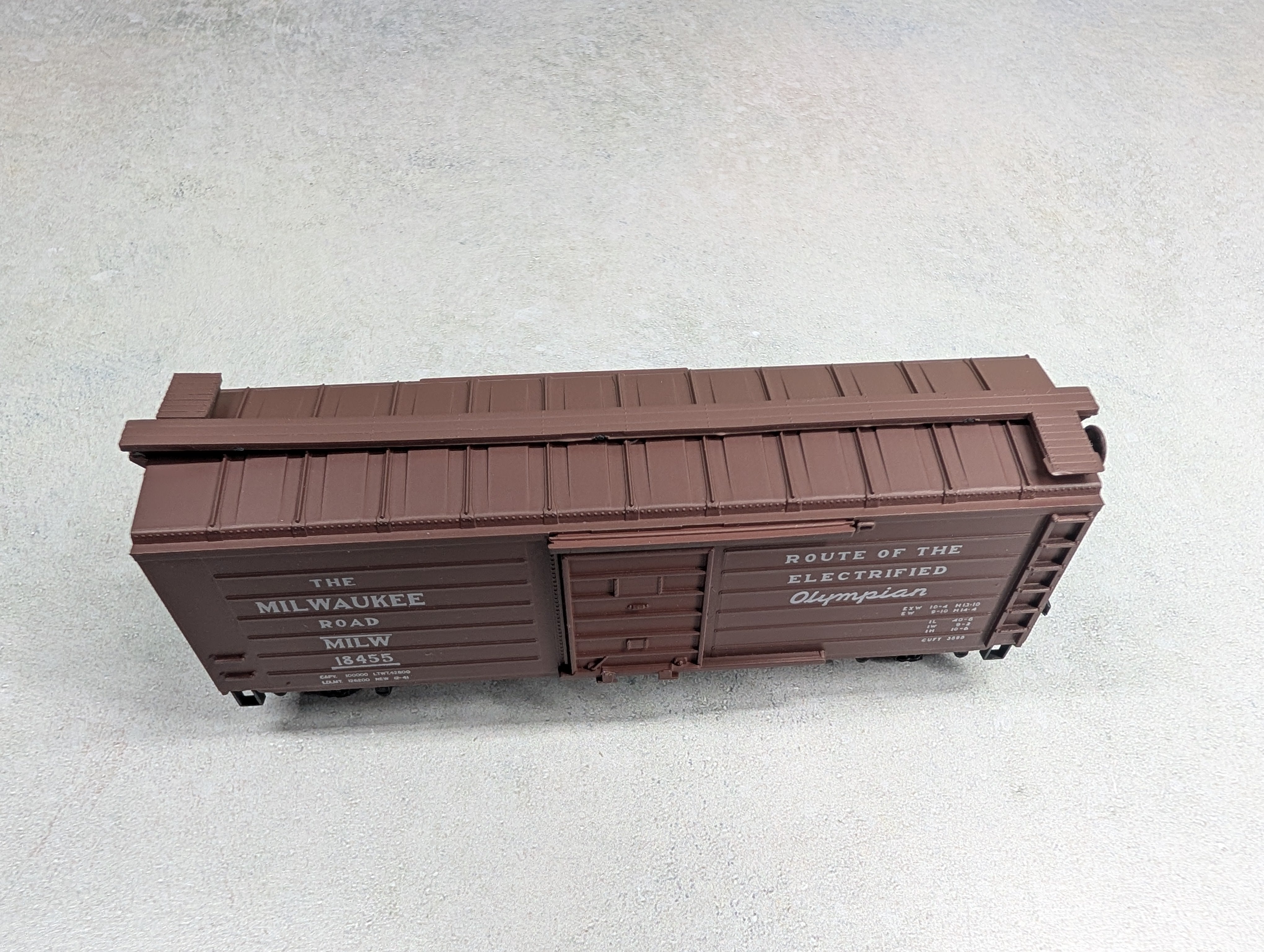 USED Roundhouse 1021 HO Scale 40' Box Car Milwaukee Road MILW #18455