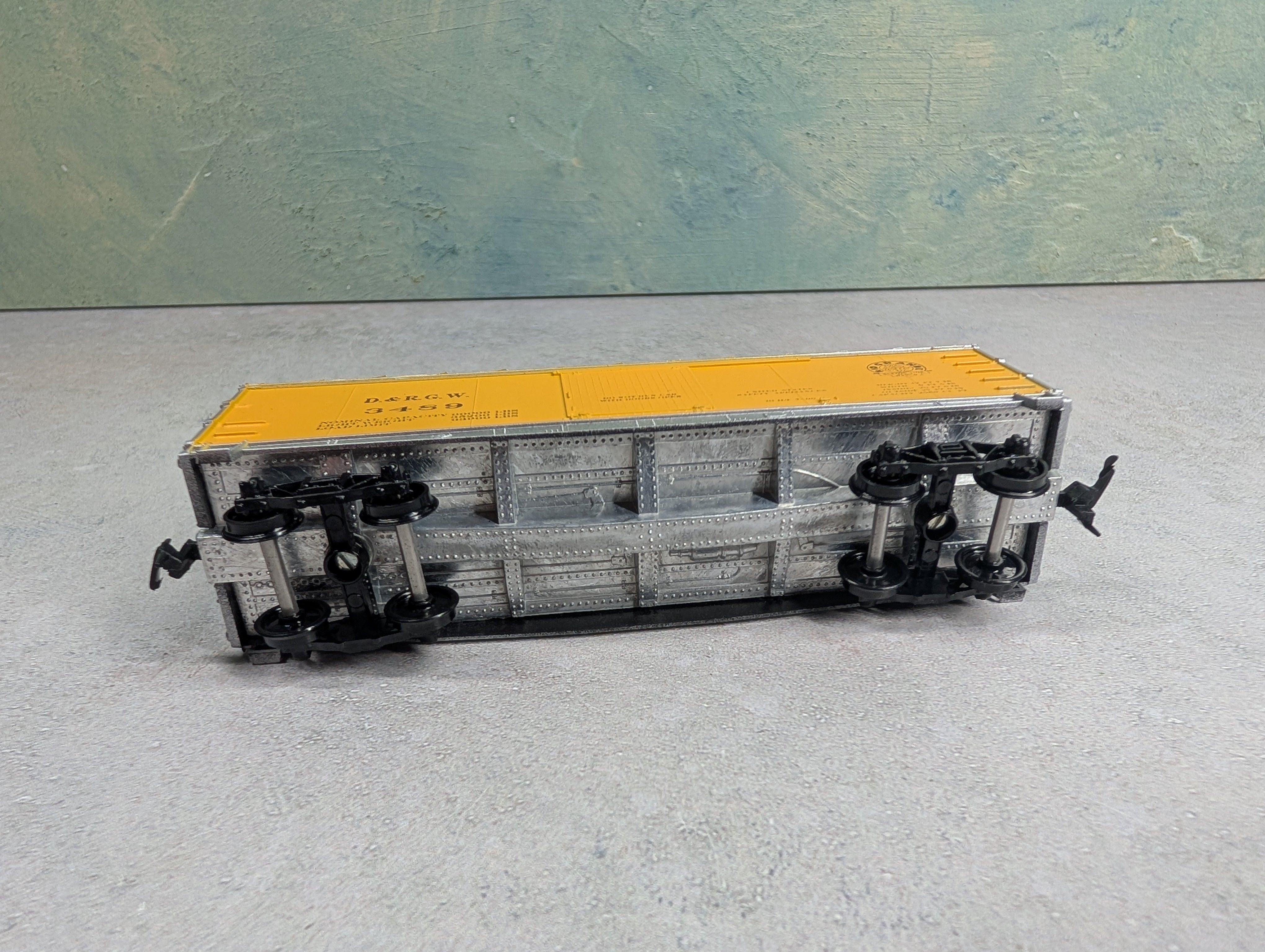 USED Roundhouse 3017 HO Scale 36' Fishbelly Box Car Rio Grande D&RGW #3489