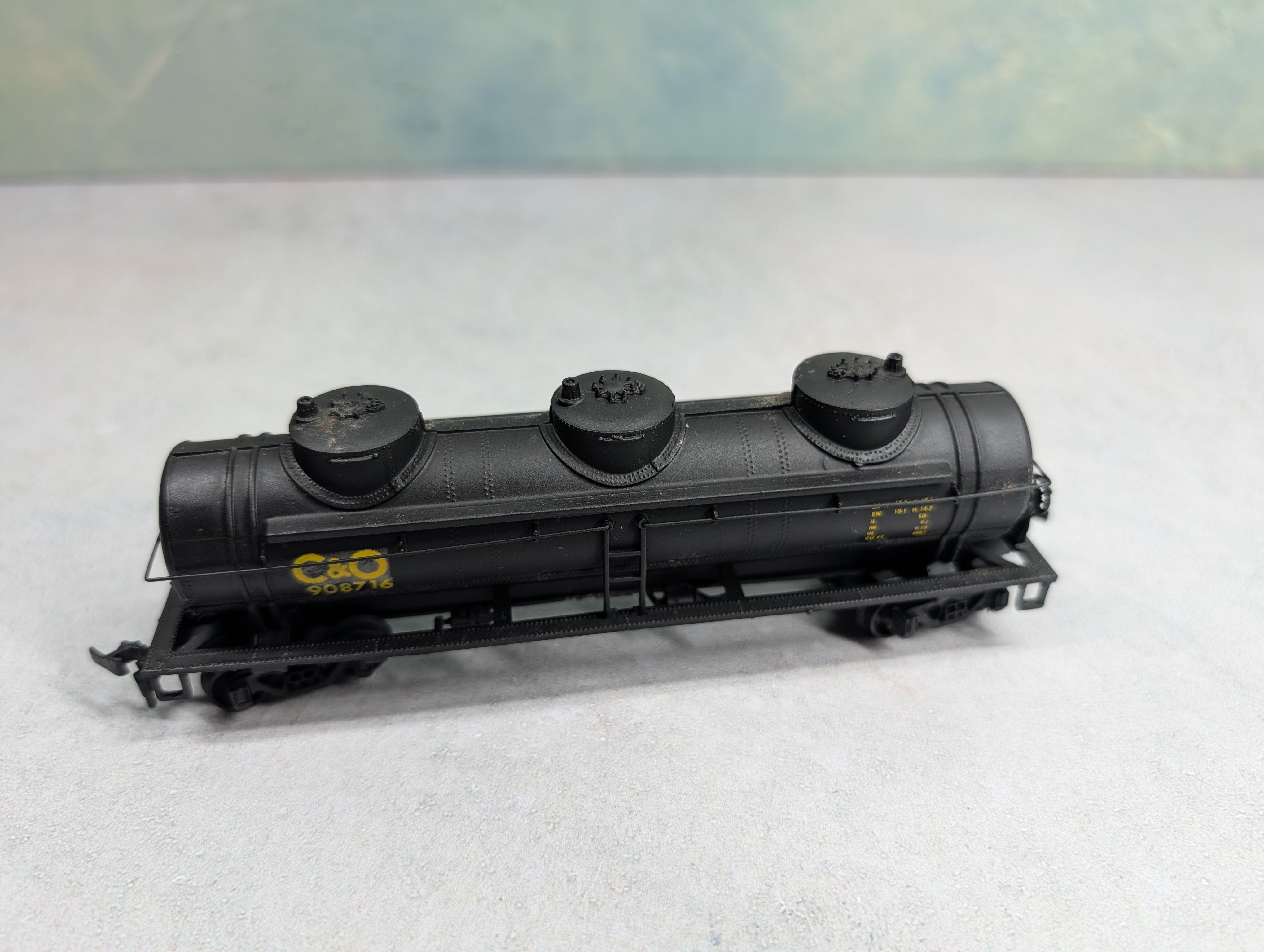 USED AHM HO Scale Triple Dome Tank Car Chesapeake and Ohio C&O #908716 Decal