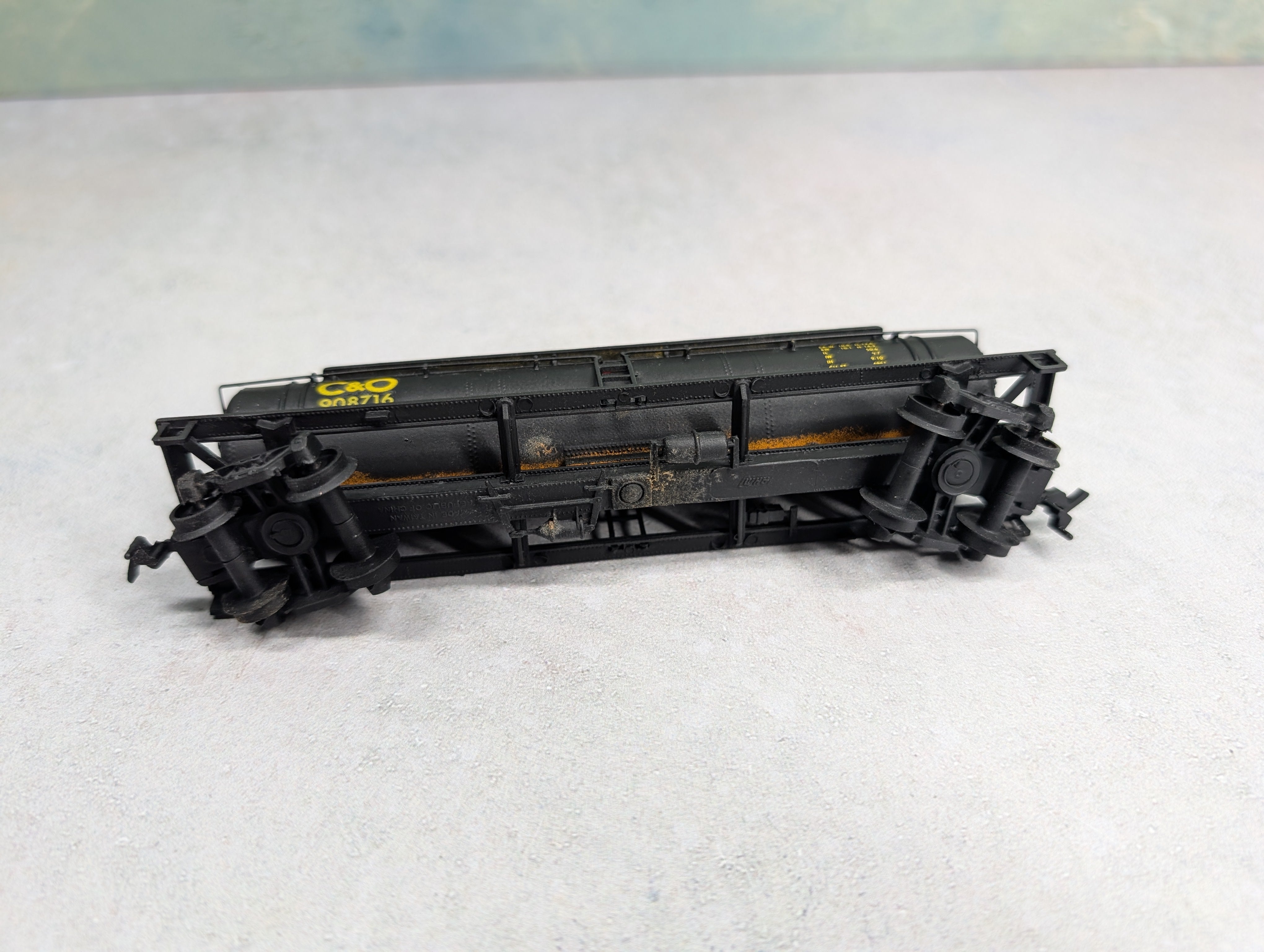 USED AHM HO Scale Triple Dome Tank Car Chesapeake and Ohio C&O #908716 Decal