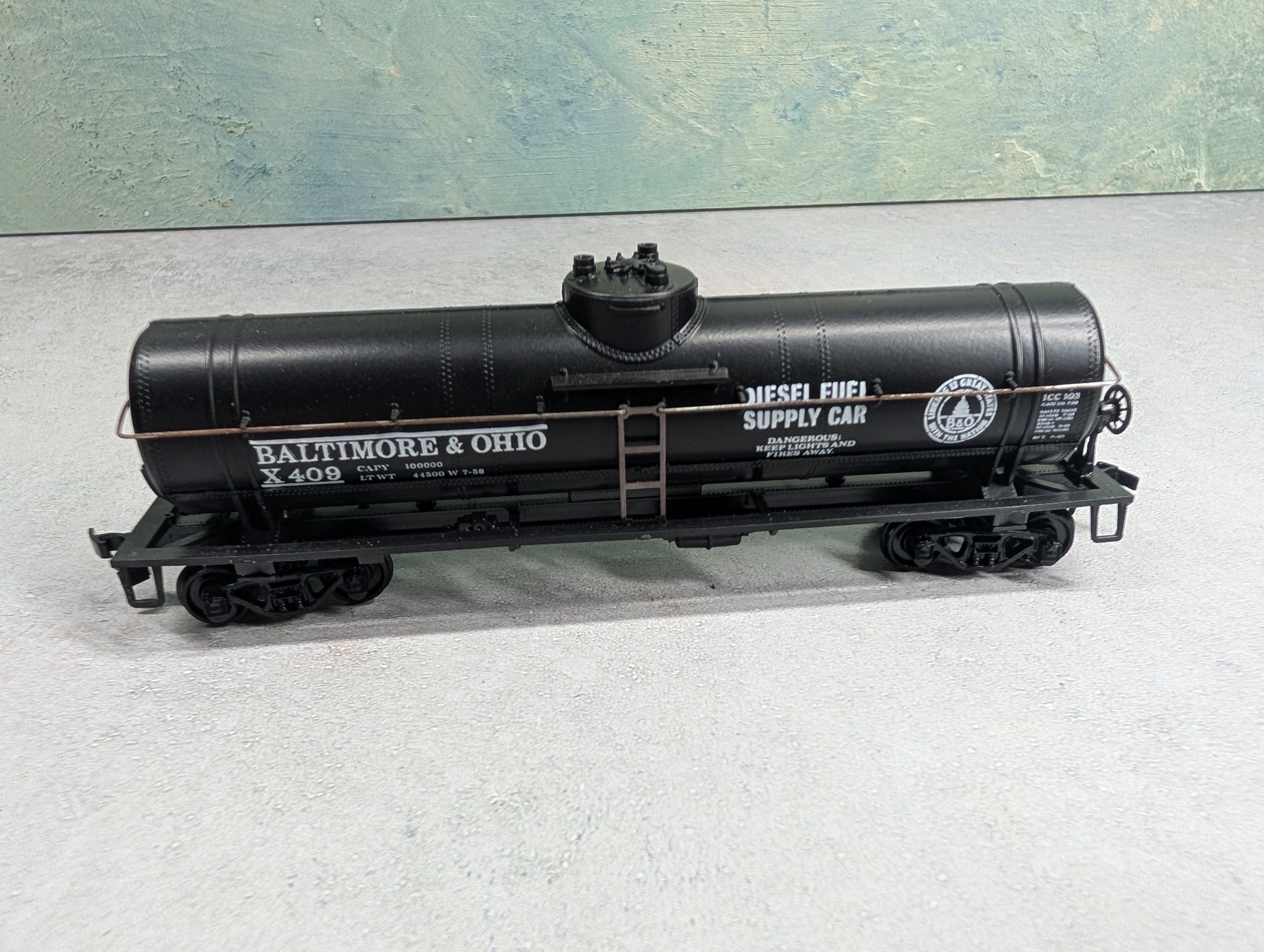 USED Athearn HO Scale Single Dome Tank Car Baltimore and Ohio B&O #X409 Diesel Fuel Supply