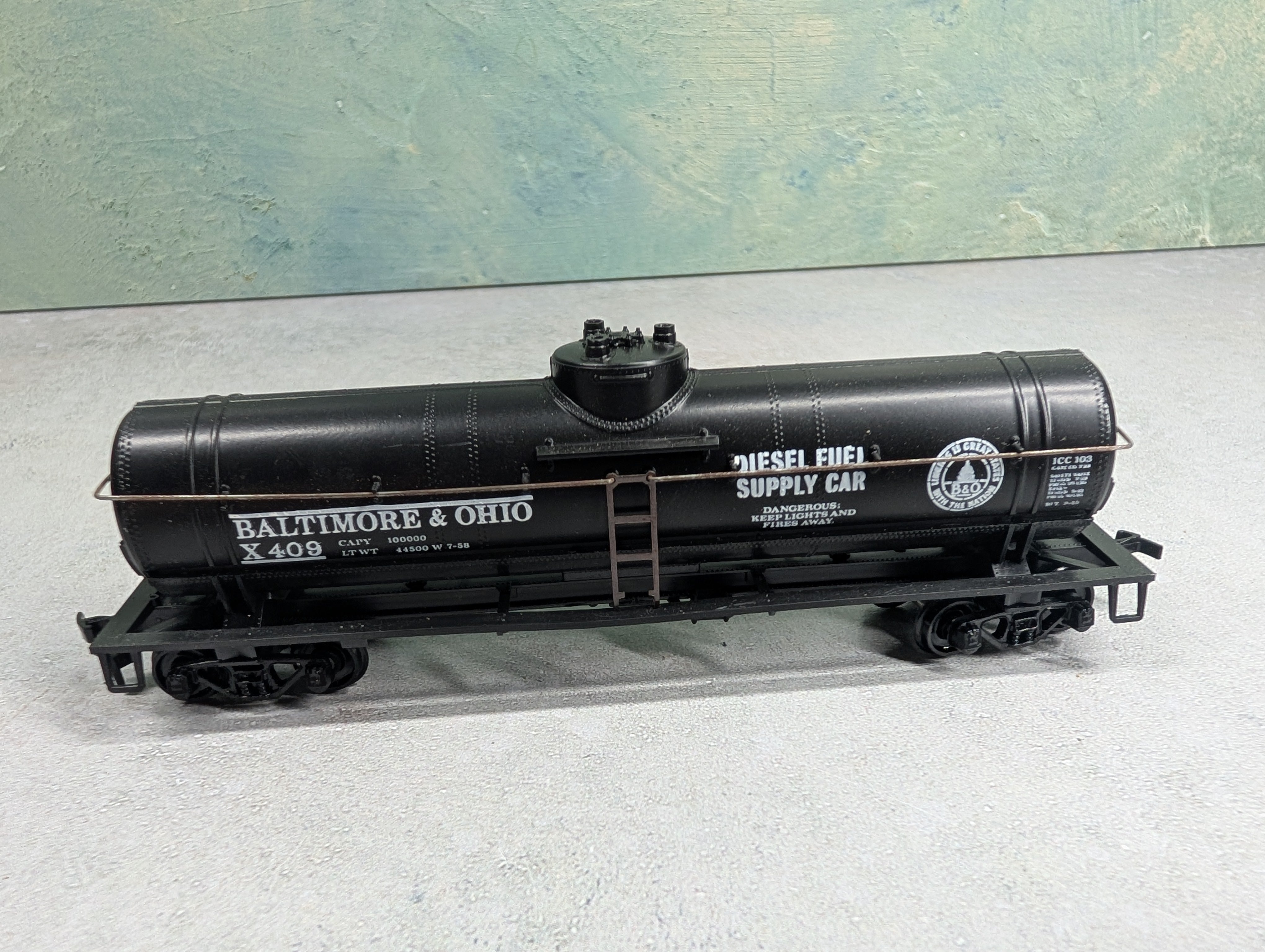 USED Athearn HO Scale Single Dome Tank Car Baltimore and Ohio B&O #X409 Diesel Fuel Supply