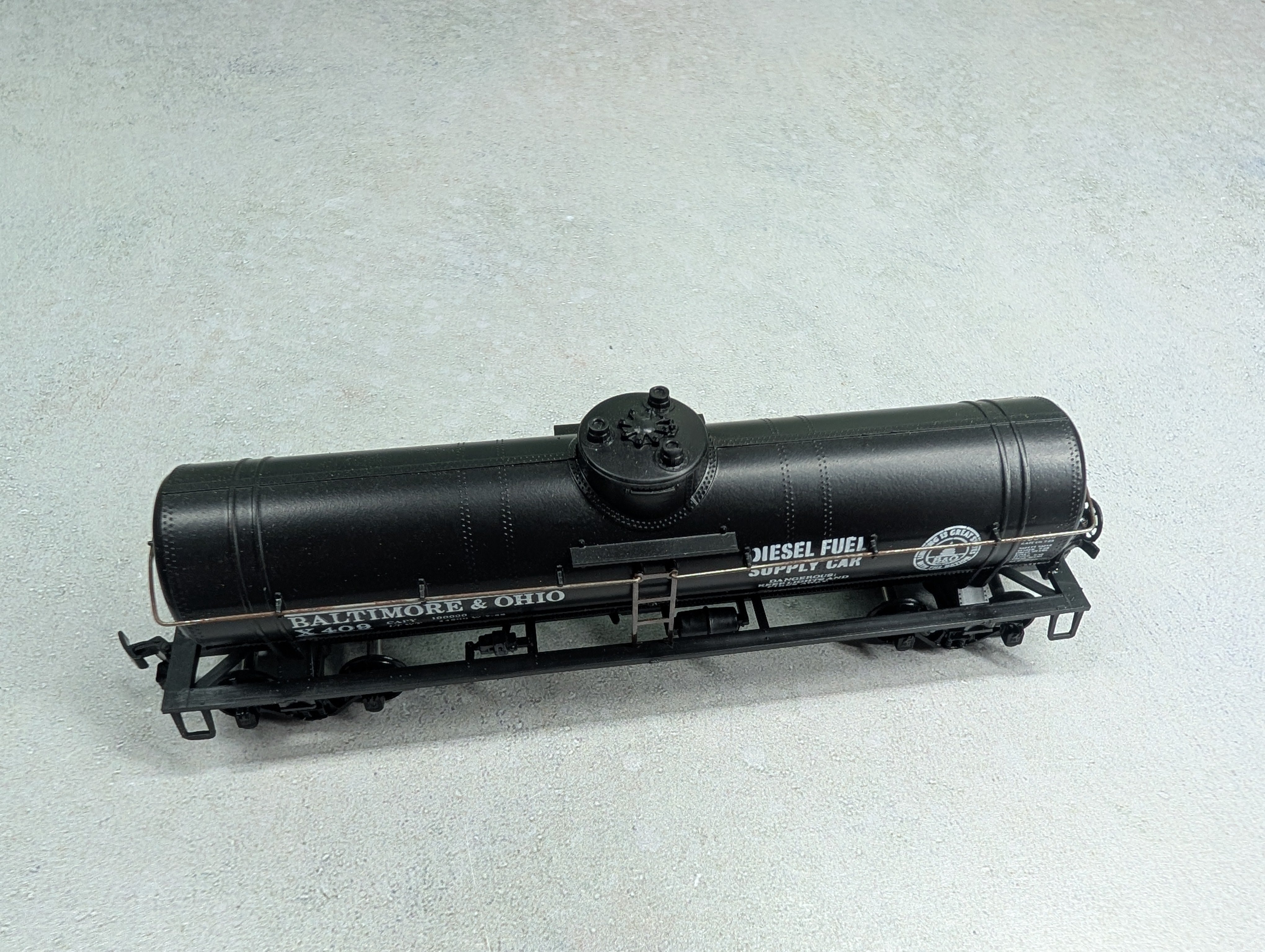 USED Athearn HO Scale Single Dome Tank Car Baltimore and Ohio B&O #X409 Diesel Fuel Supply