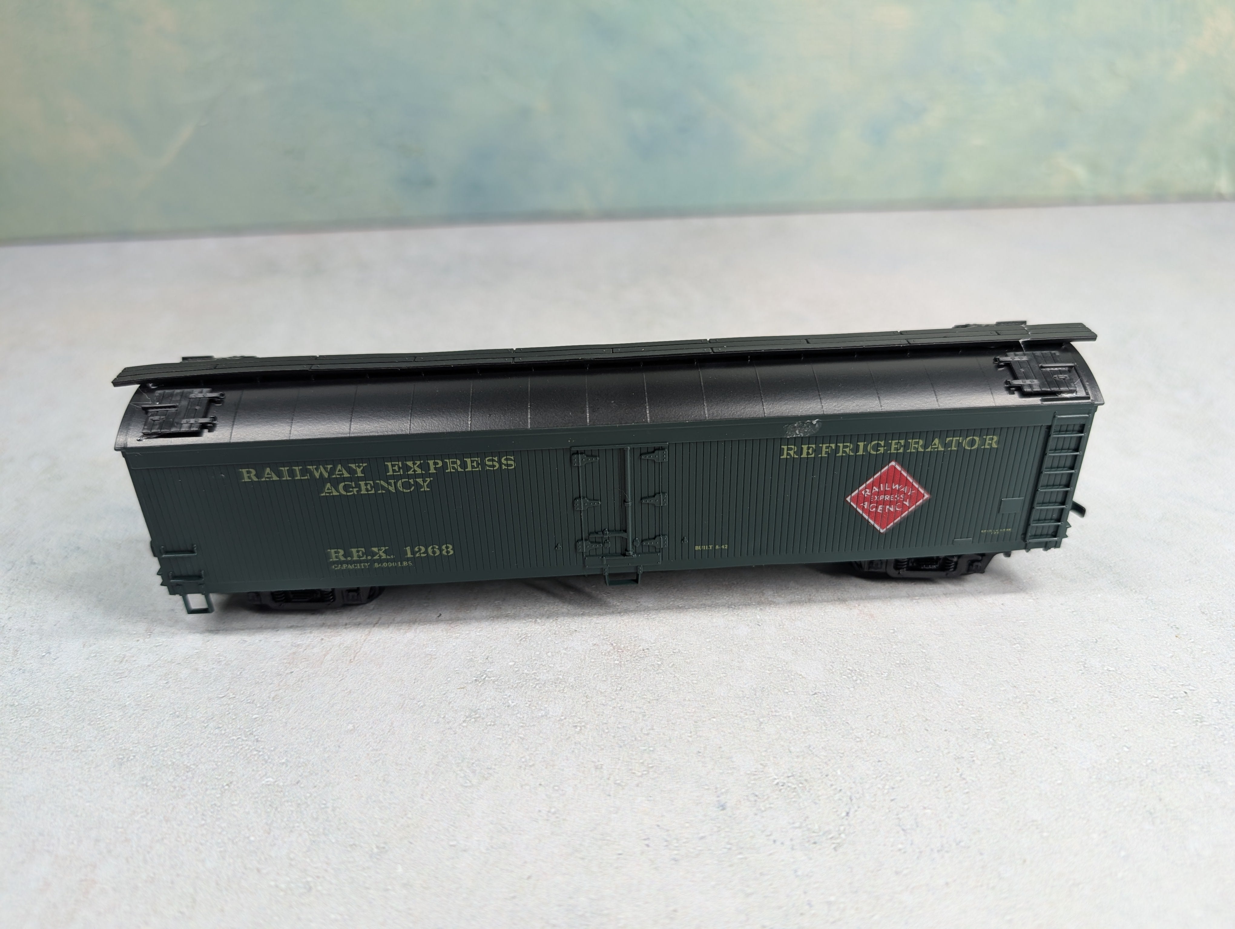 USED Athearn 5336 HO Scale 50' Express Reefer Box Car Railway Express Agency REX #1268