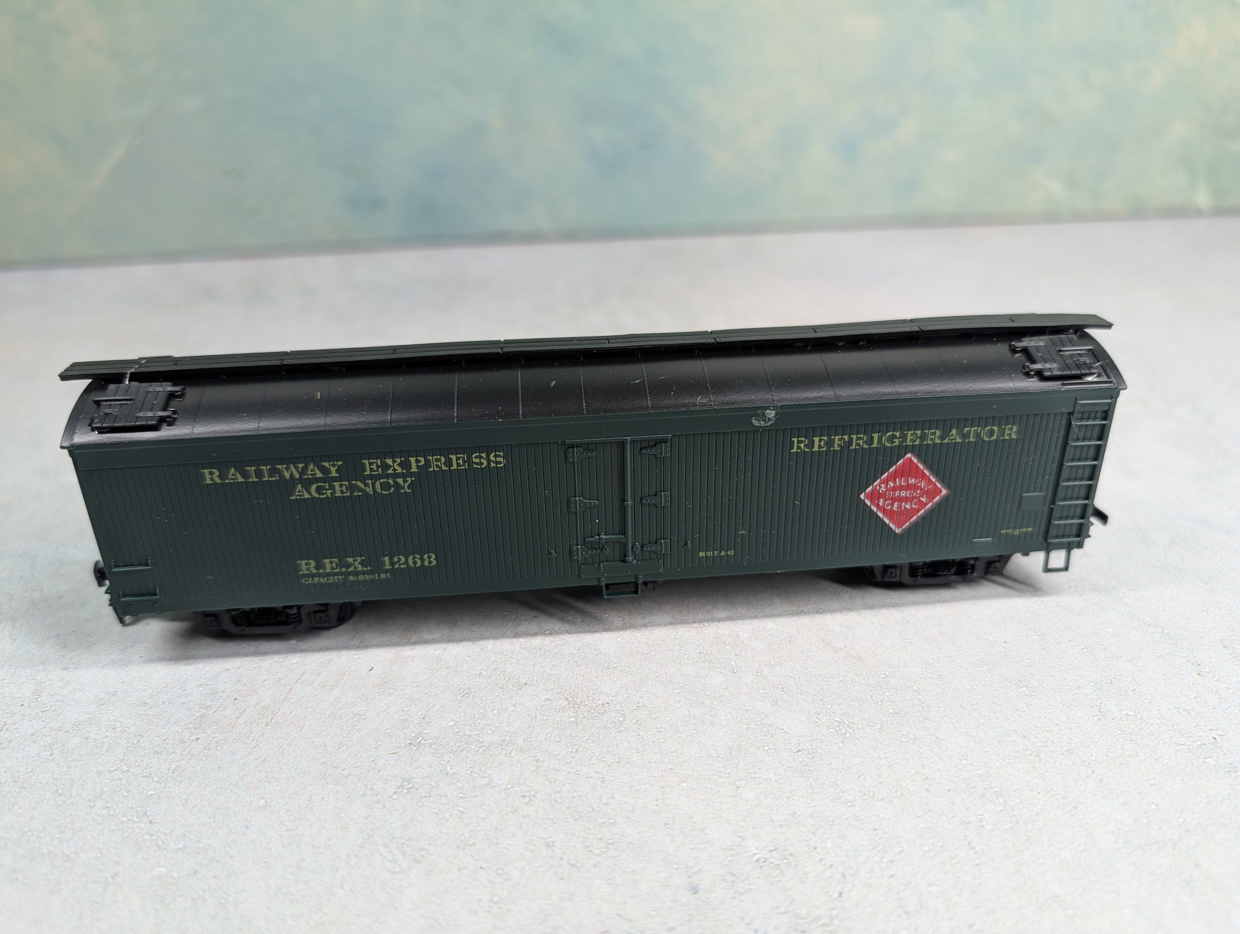 USED Athearn 5336 HO Scale 50' Express Reefer Box Car Railway Express Agency REX #1268