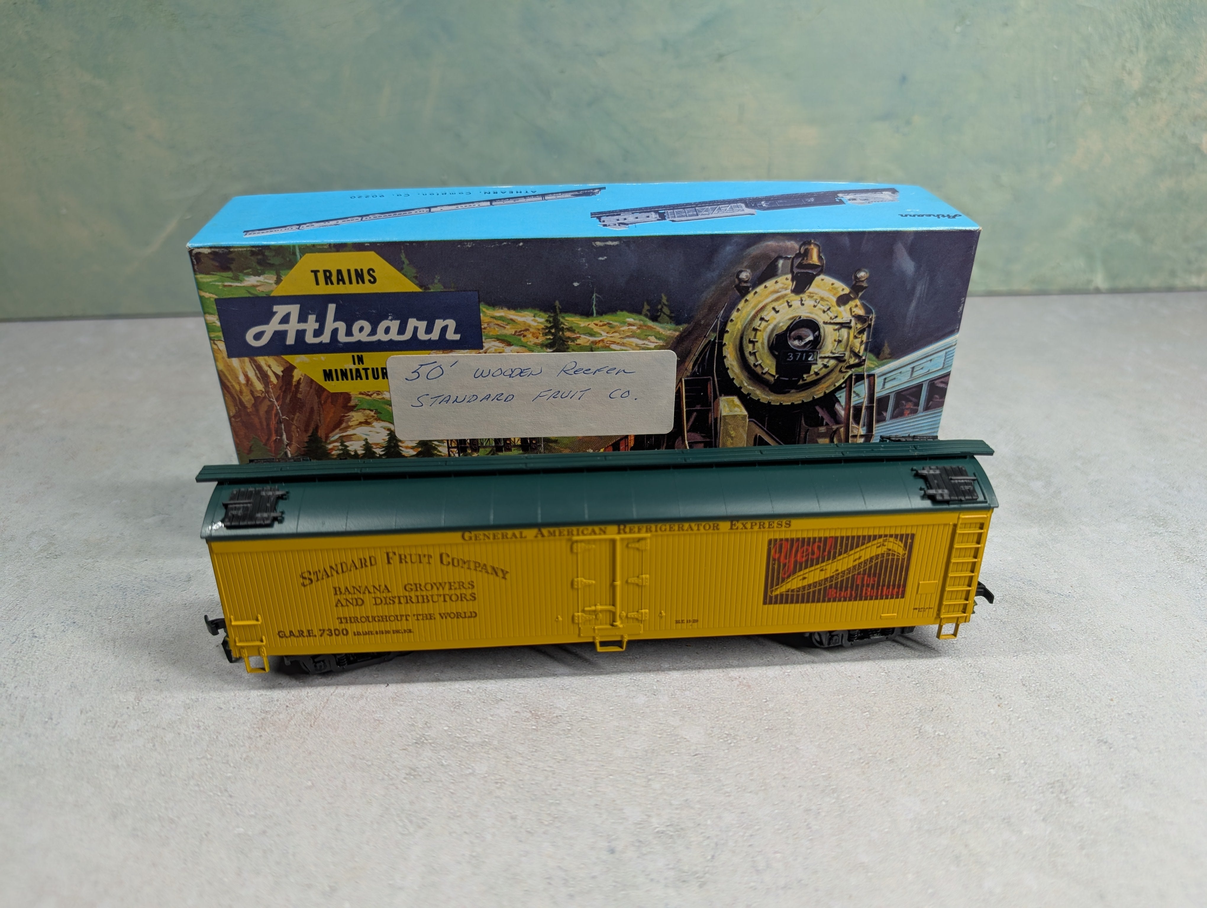 USED Athearn 5344 HO Scale 50' Billboard Express Reefer Box Car Standard Fruit Company GARE #7300