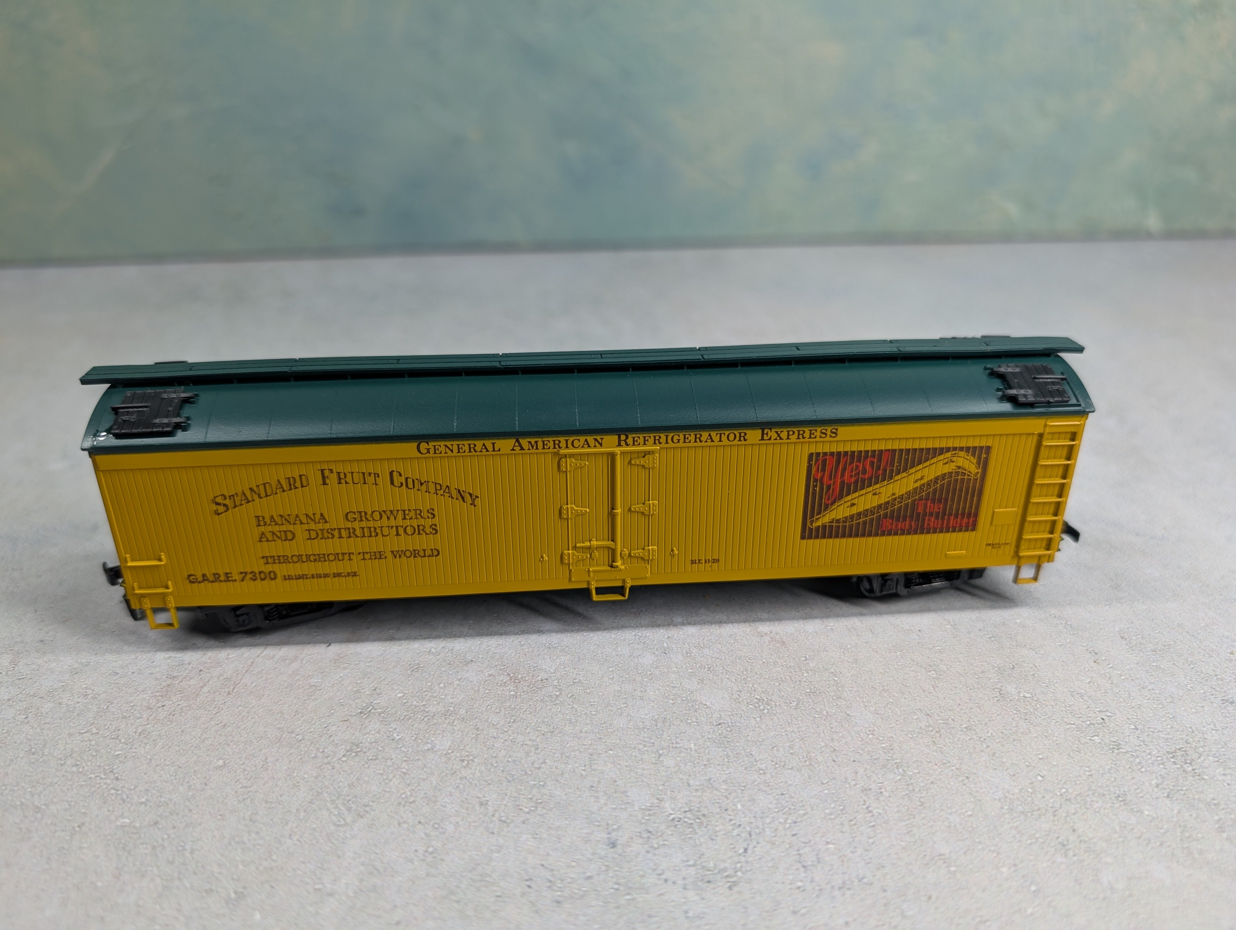USED Athearn 5344 HO Scale 50' Billboard Express Reefer Box Car Standard Fruit Company GARE #7300