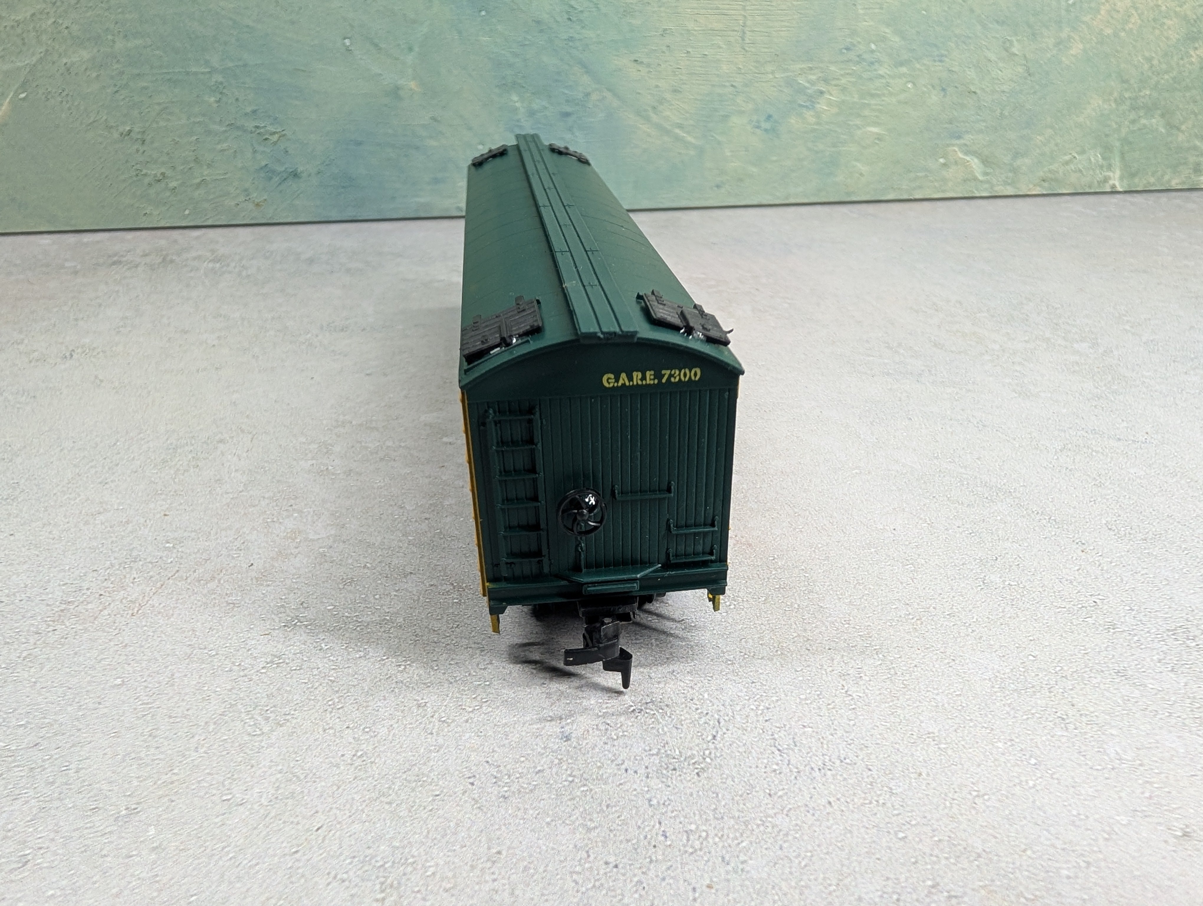 USED Athearn 5344 HO Scale 50' Billboard Express Reefer Box Car Standard Fruit Company GARE #7300