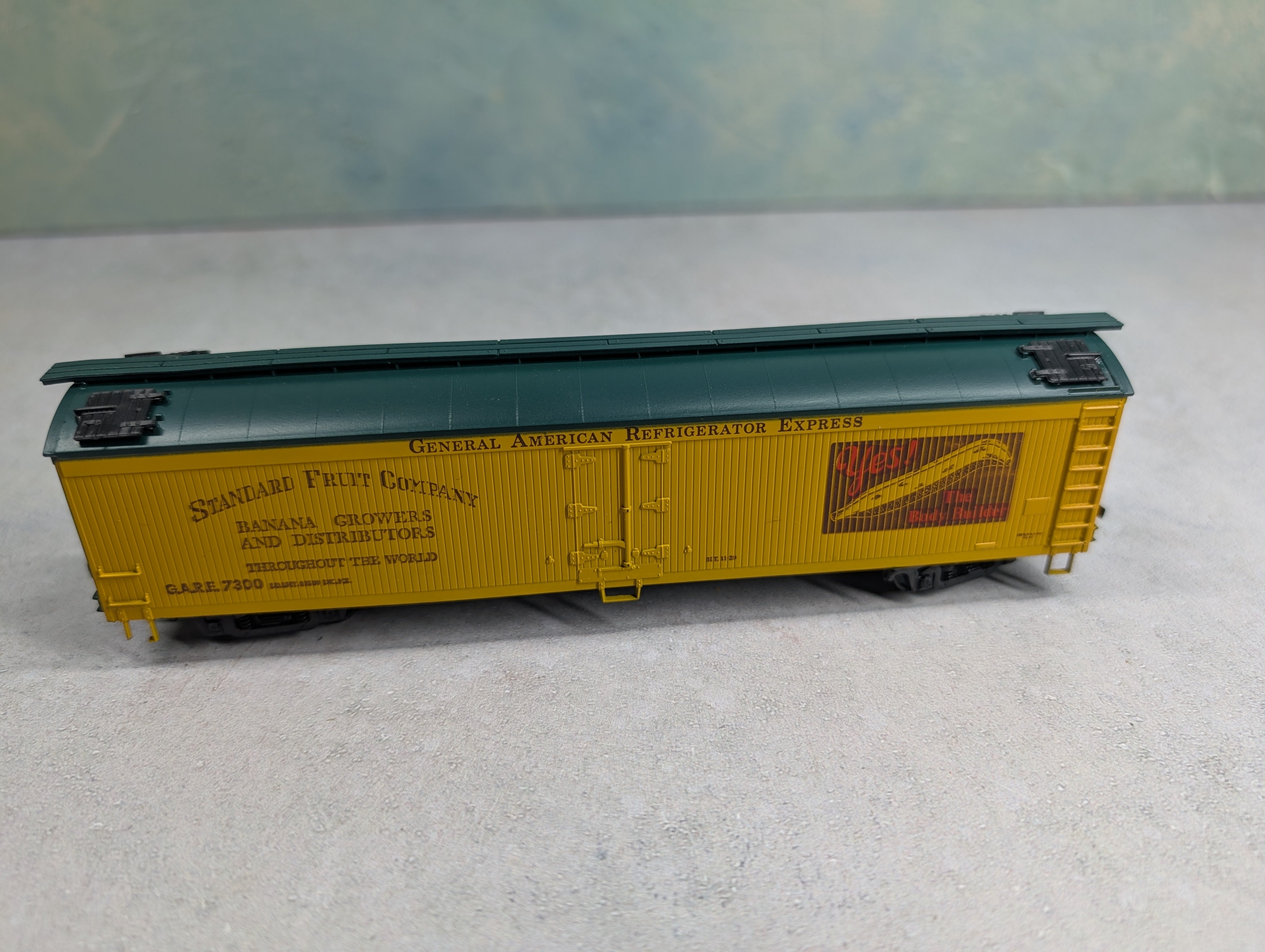 USED Athearn 5344 HO Scale 50' Billboard Express Reefer Box Car Standard Fruit Company GARE #7300