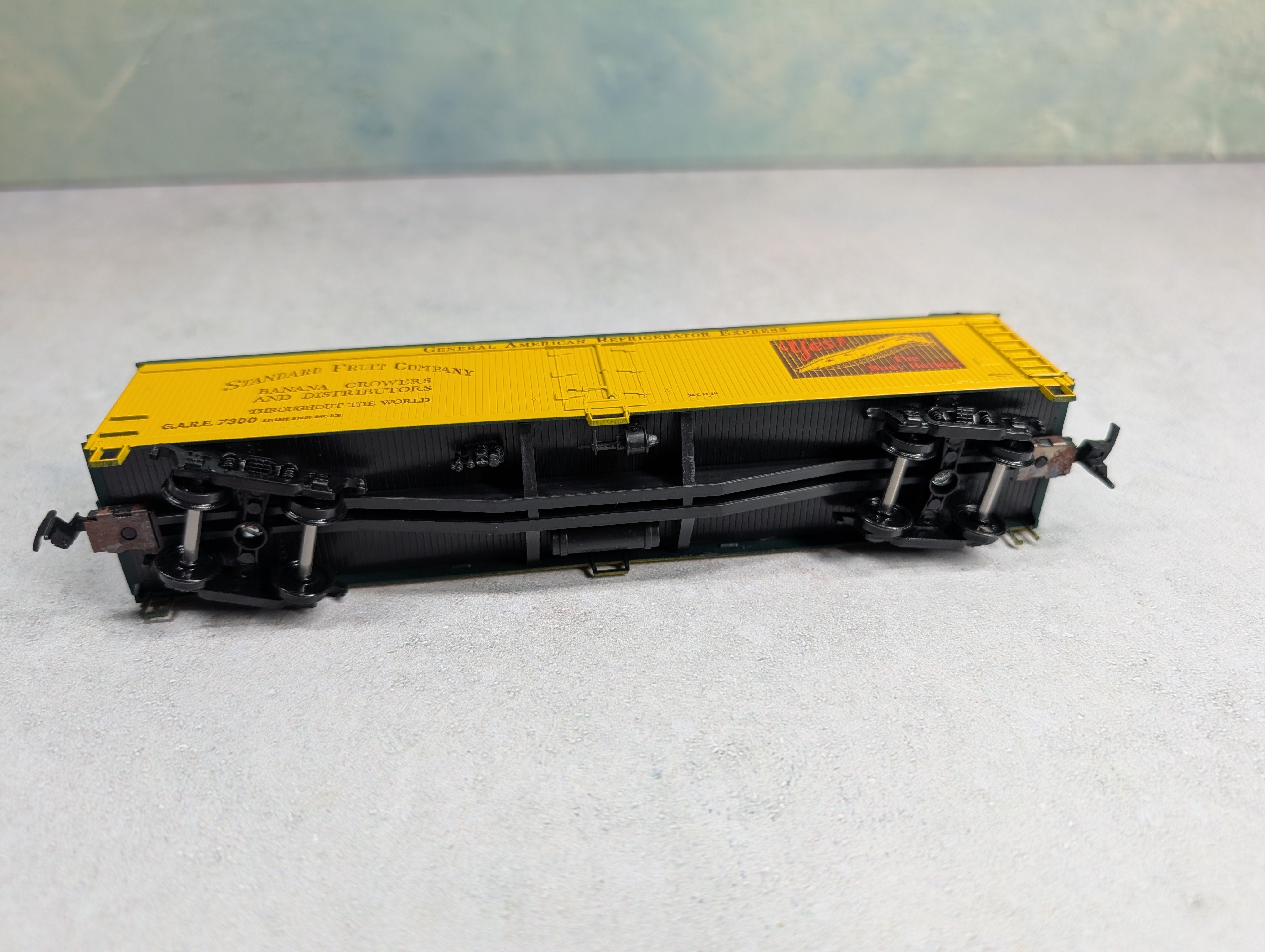USED Athearn 5344 HO Scale 50' Billboard Express Reefer Box Car Standard Fruit Company GARE #7300