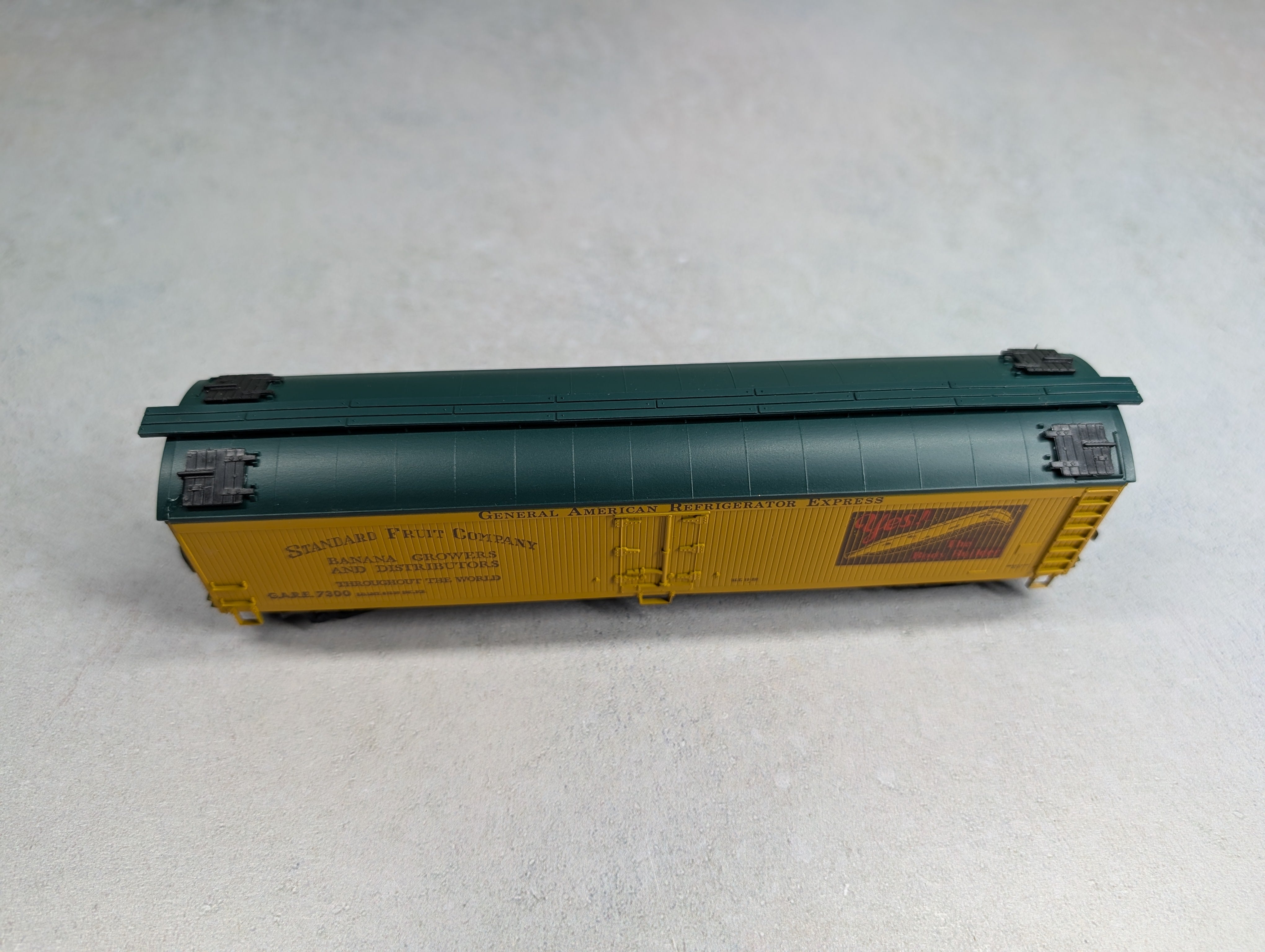 USED Athearn 5344 HO Scale 50' Billboard Express Reefer Box Car Standard Fruit Company GARE #7300