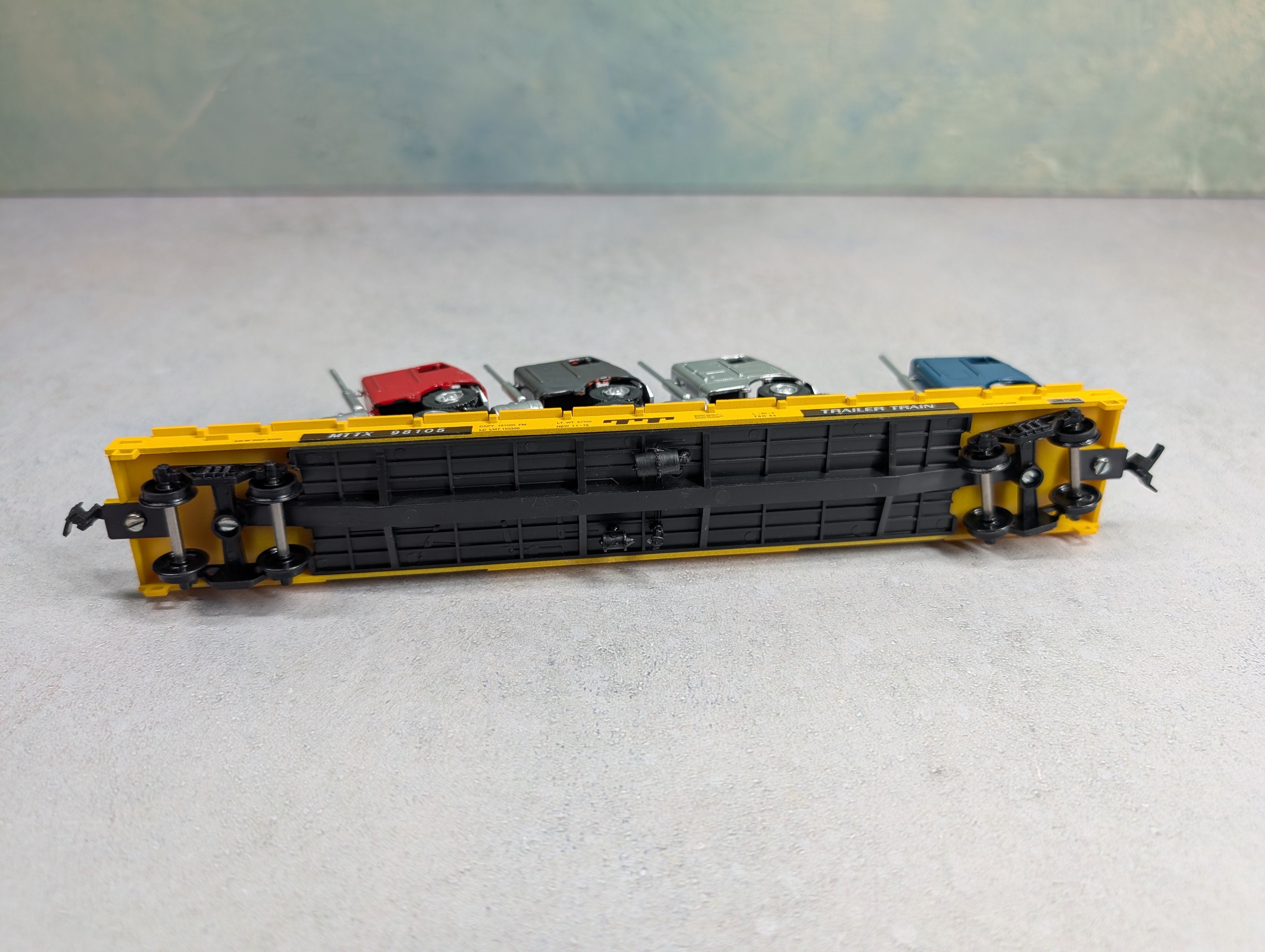 USED Roundhouse HO Scale 60' Flat Car Trailer Train MTTX #98105 w/ Trucks