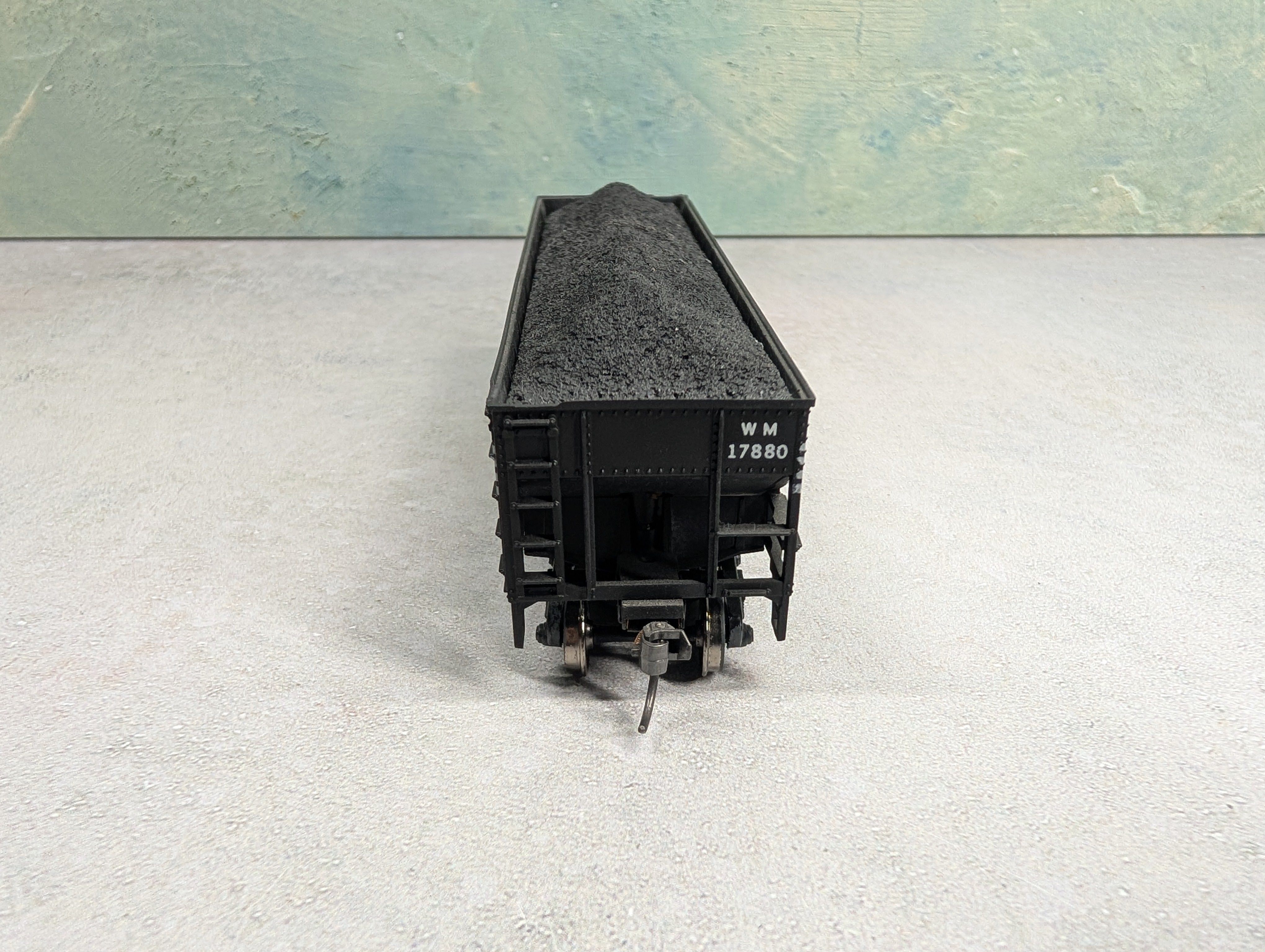 USED Athearn HO Scale 40' Quad Hopper Western Maryland WM #17880 w/ Coal Load