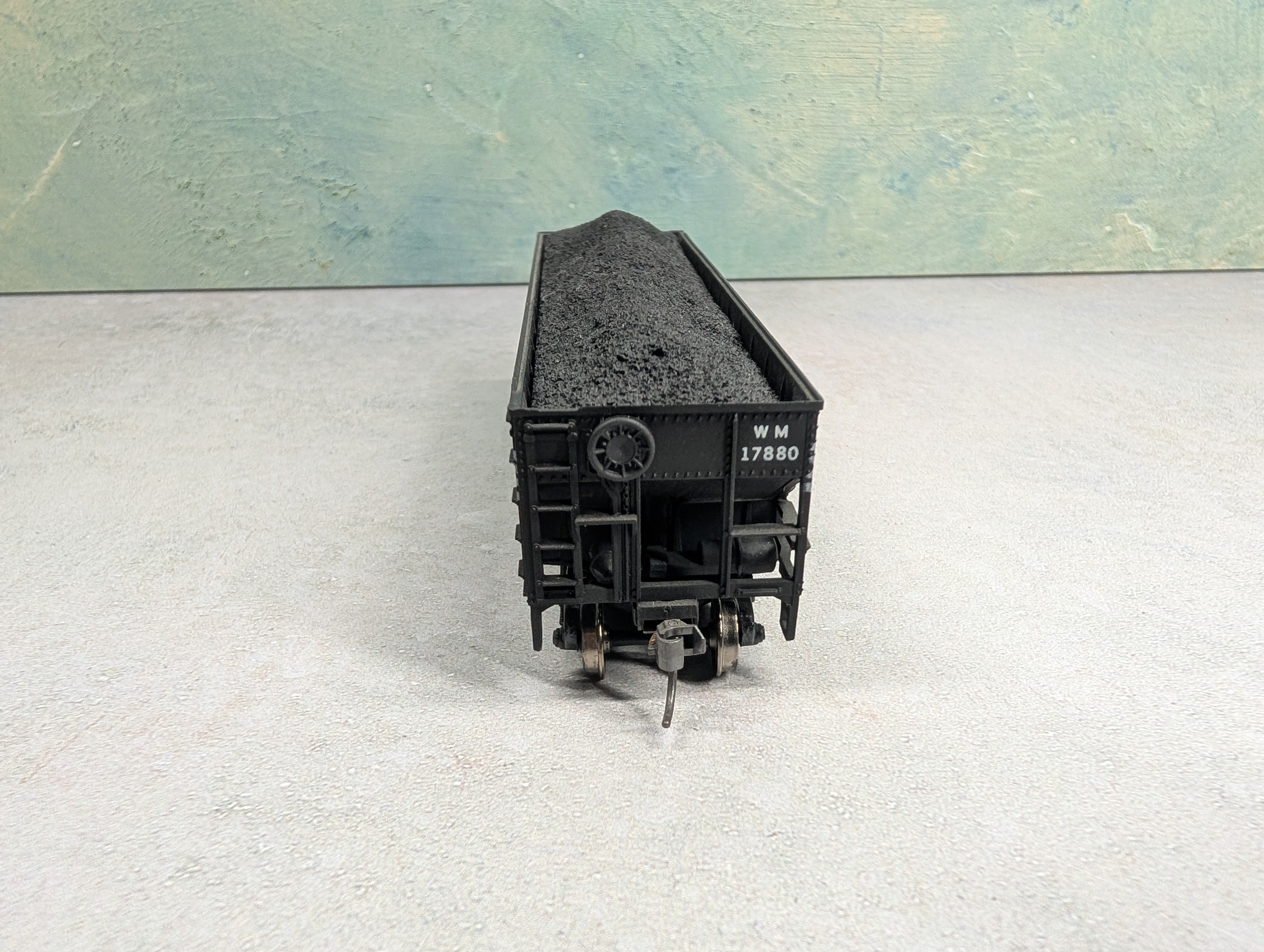USED Athearn HO Scale 40' Quad Hopper Western Maryland WM #17880 w/ Coal Load