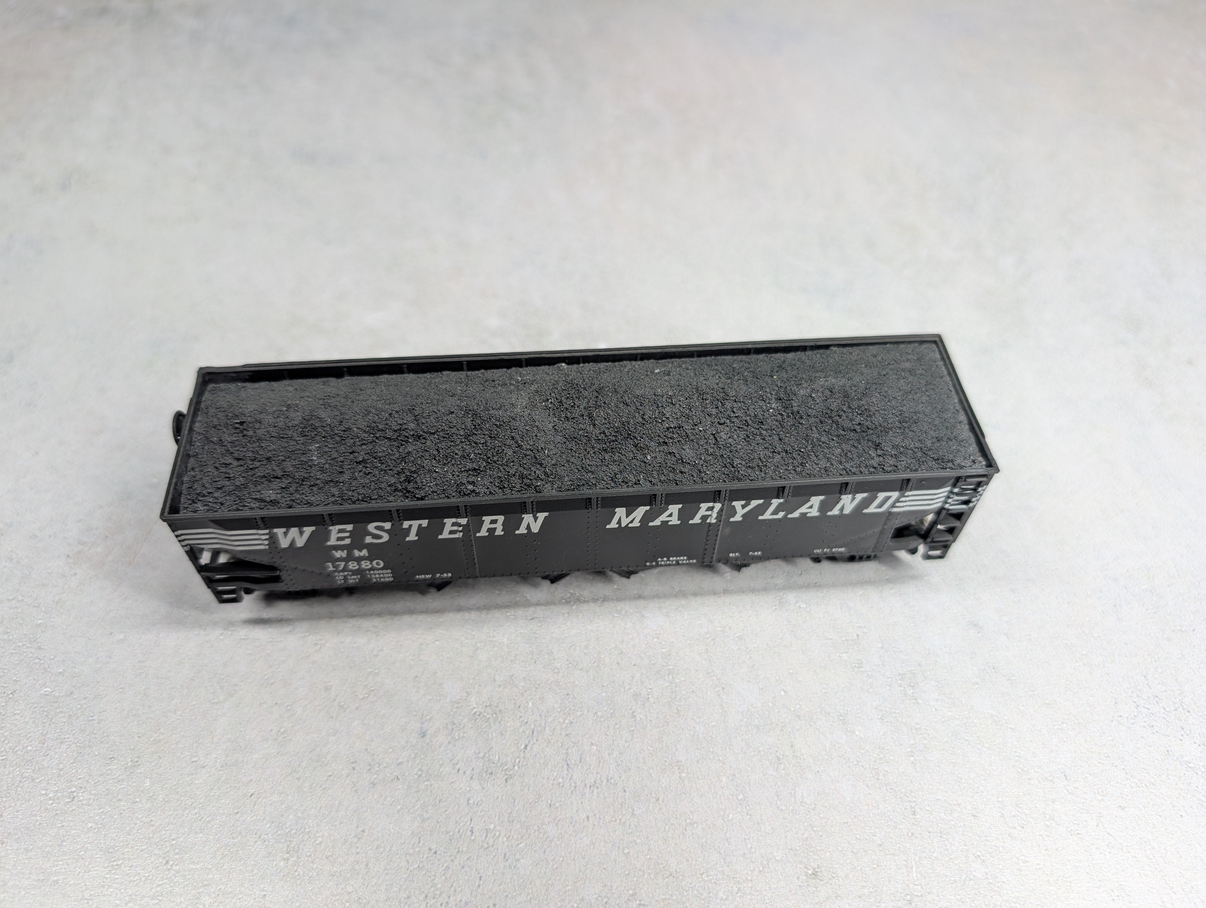 USED Athearn HO Scale 40' Quad Hopper Western Maryland WM #17880 w/ Coal Load