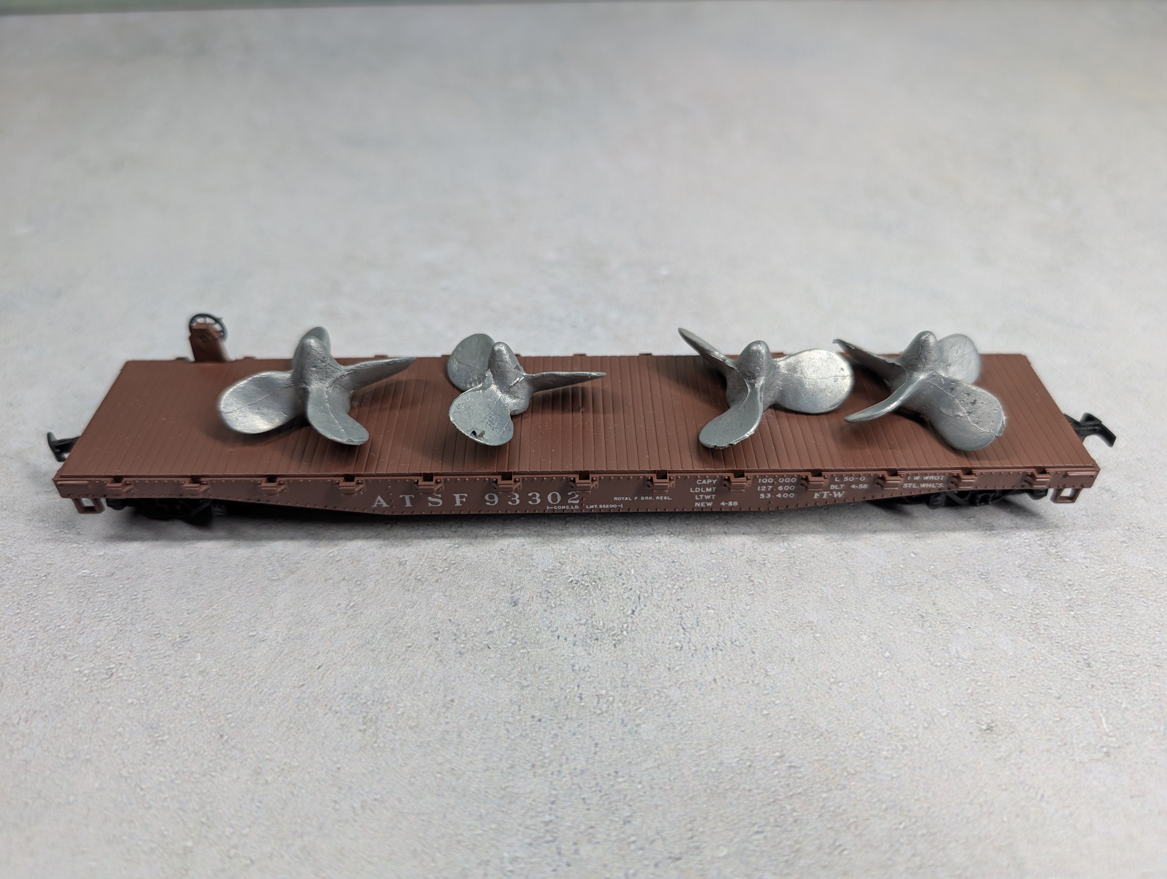 USED Athearn HO Scale 50' Flat Car Santa Fe ATSF #93302 w/ Propeller Load