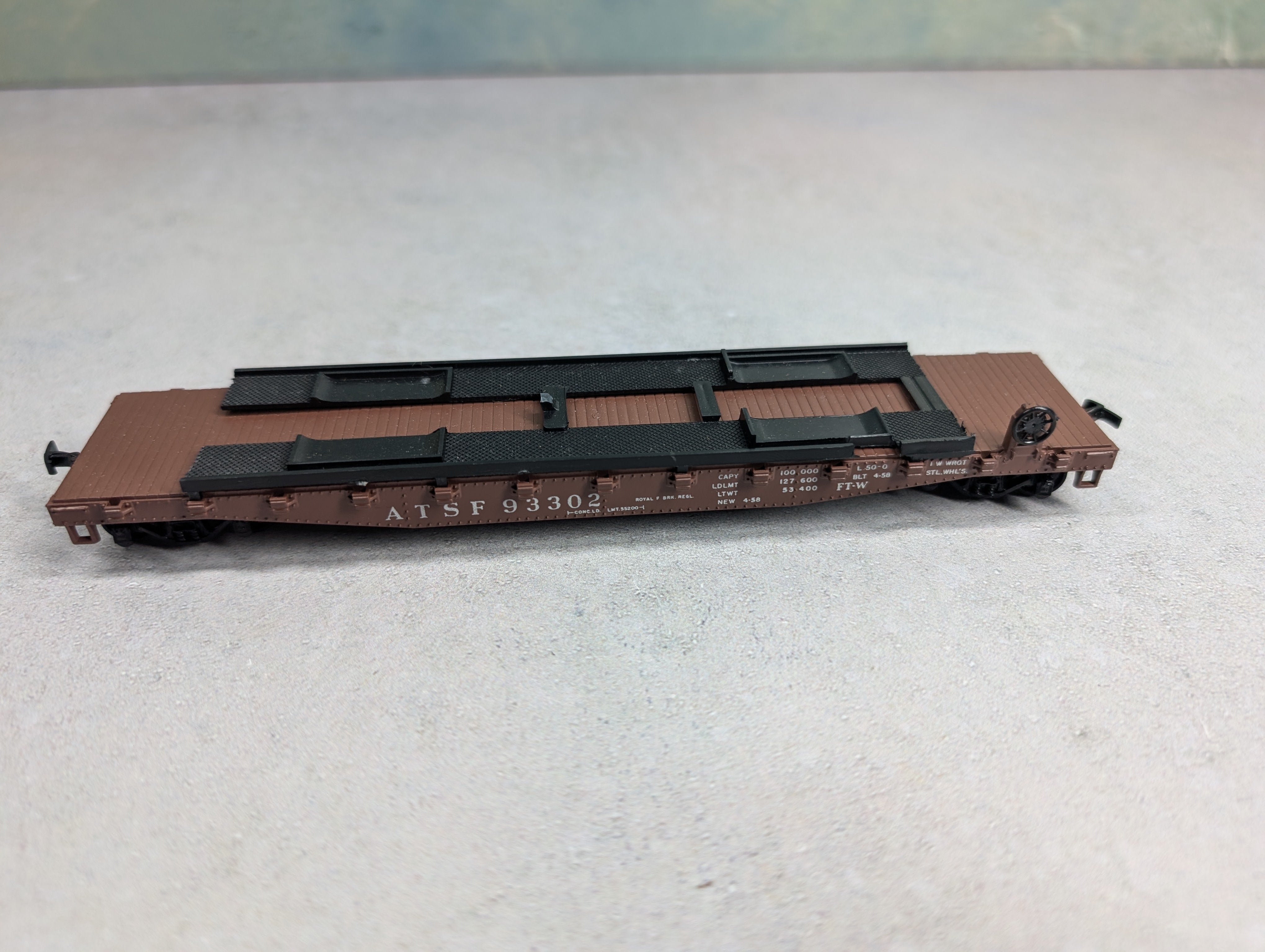 USED Athearn HO Scale 50' Flat Car Santa Fe ATSF #93302 w/ Construction Load