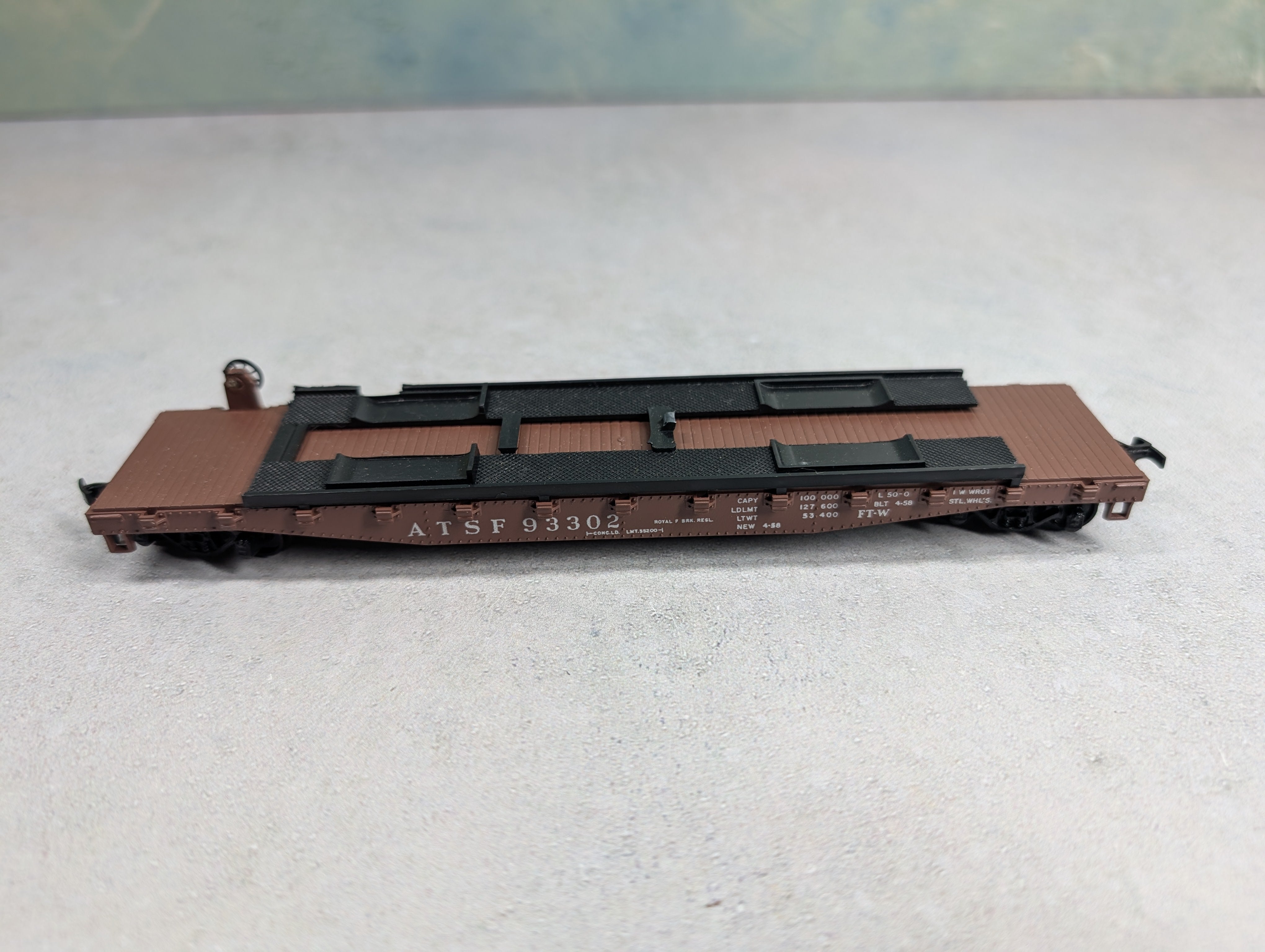USED Athearn HO Scale 50' Flat Car Santa Fe ATSF #93302 w/ Construction Load