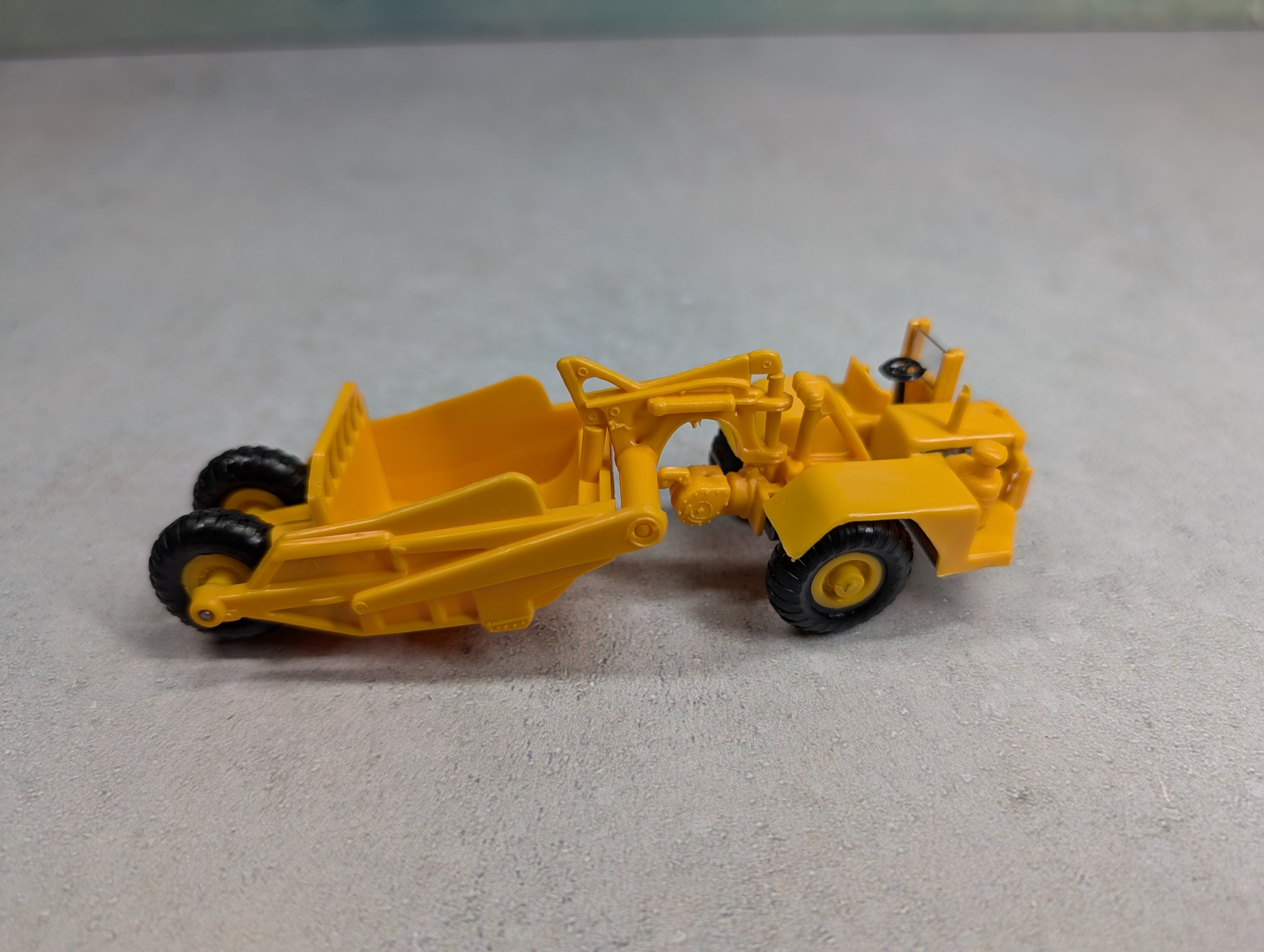 USED Athearn HO Scale 50' Flat Car Santa Fe ATSF #93302 w/ Construction Load