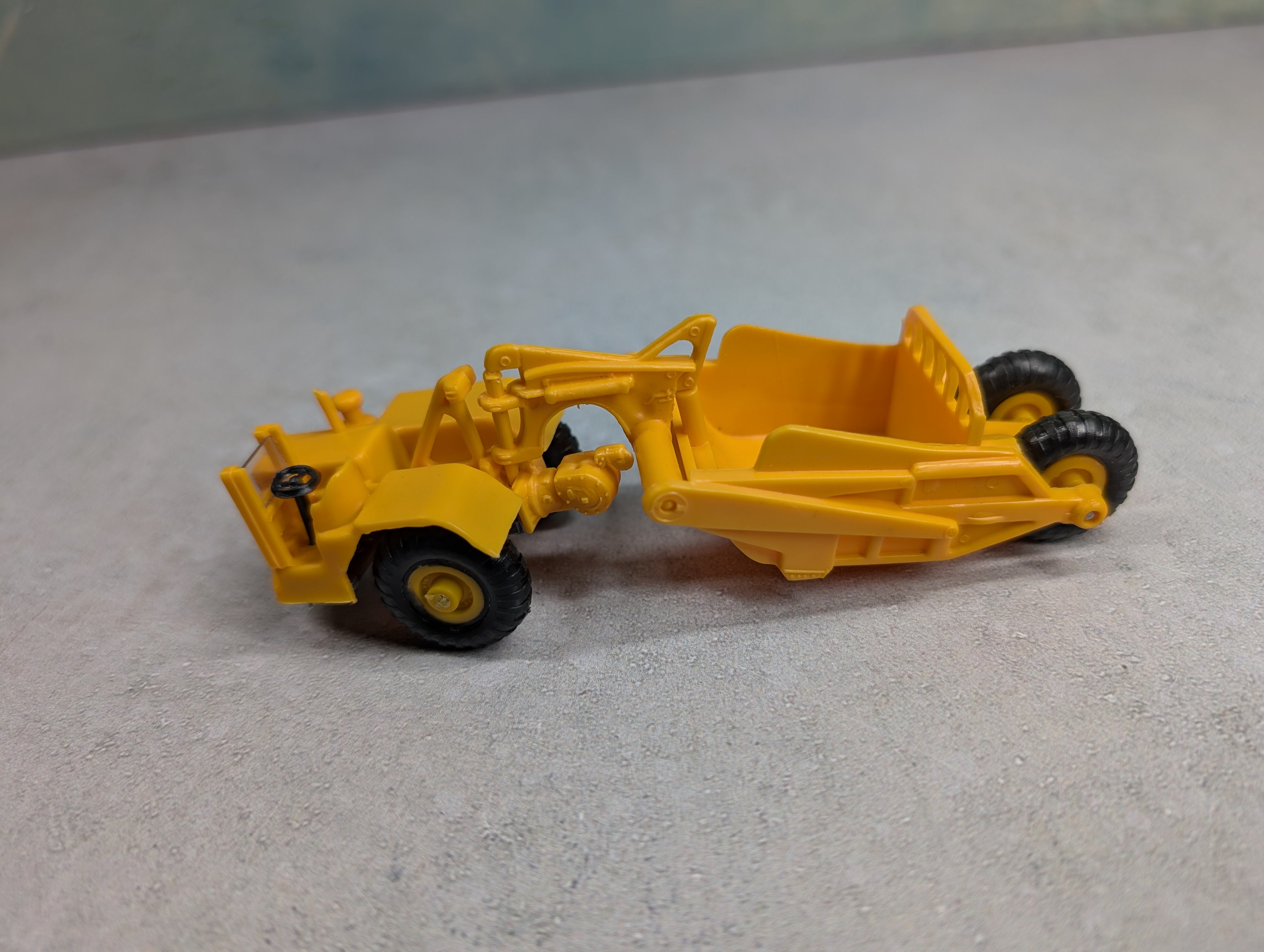 USED Athearn HO Scale 50' Flat Car Santa Fe ATSF #93302 w/ Construction Load
