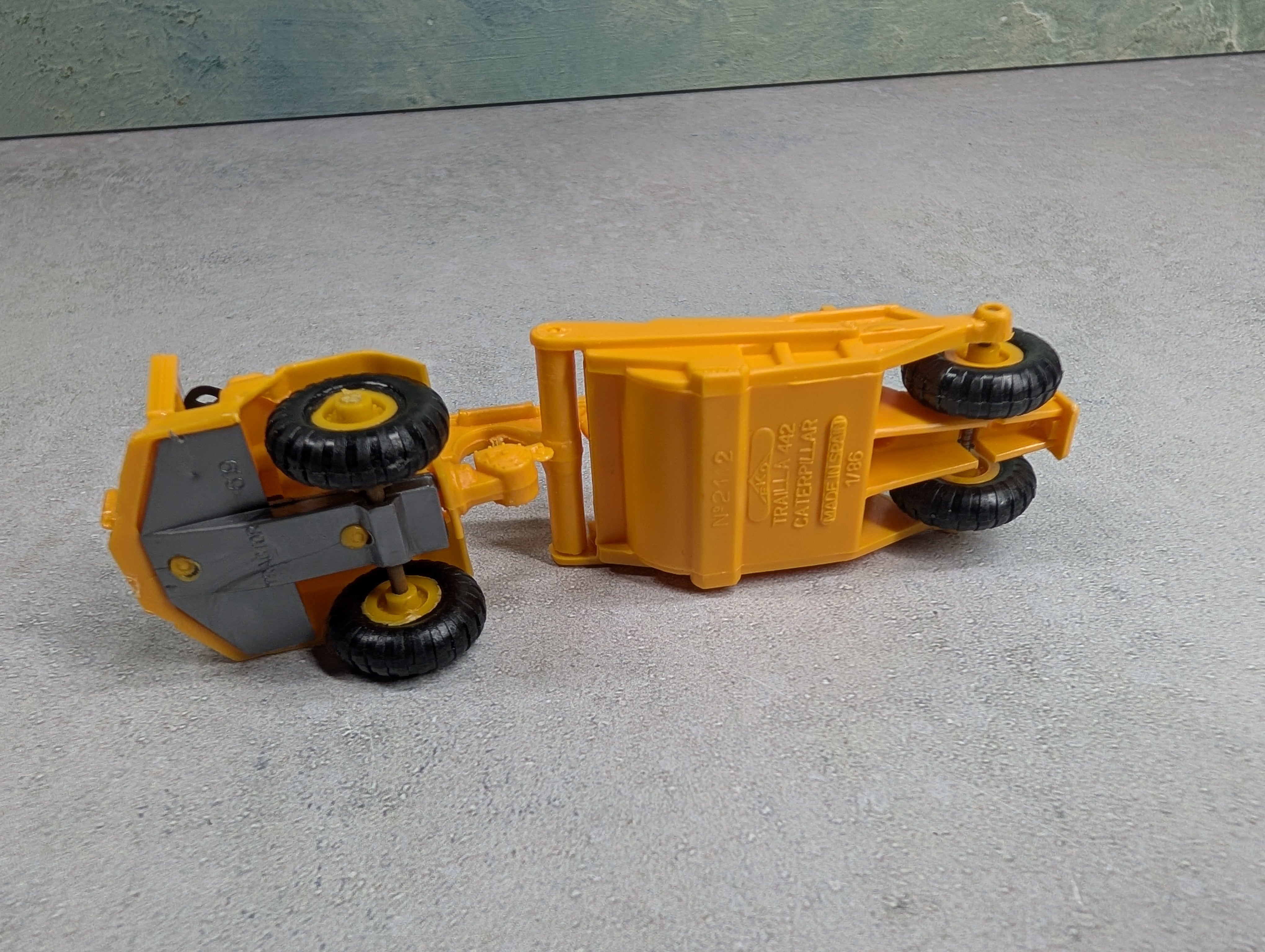 USED Athearn HO Scale 50' Flat Car Santa Fe ATSF #93302 w/ Construction Load