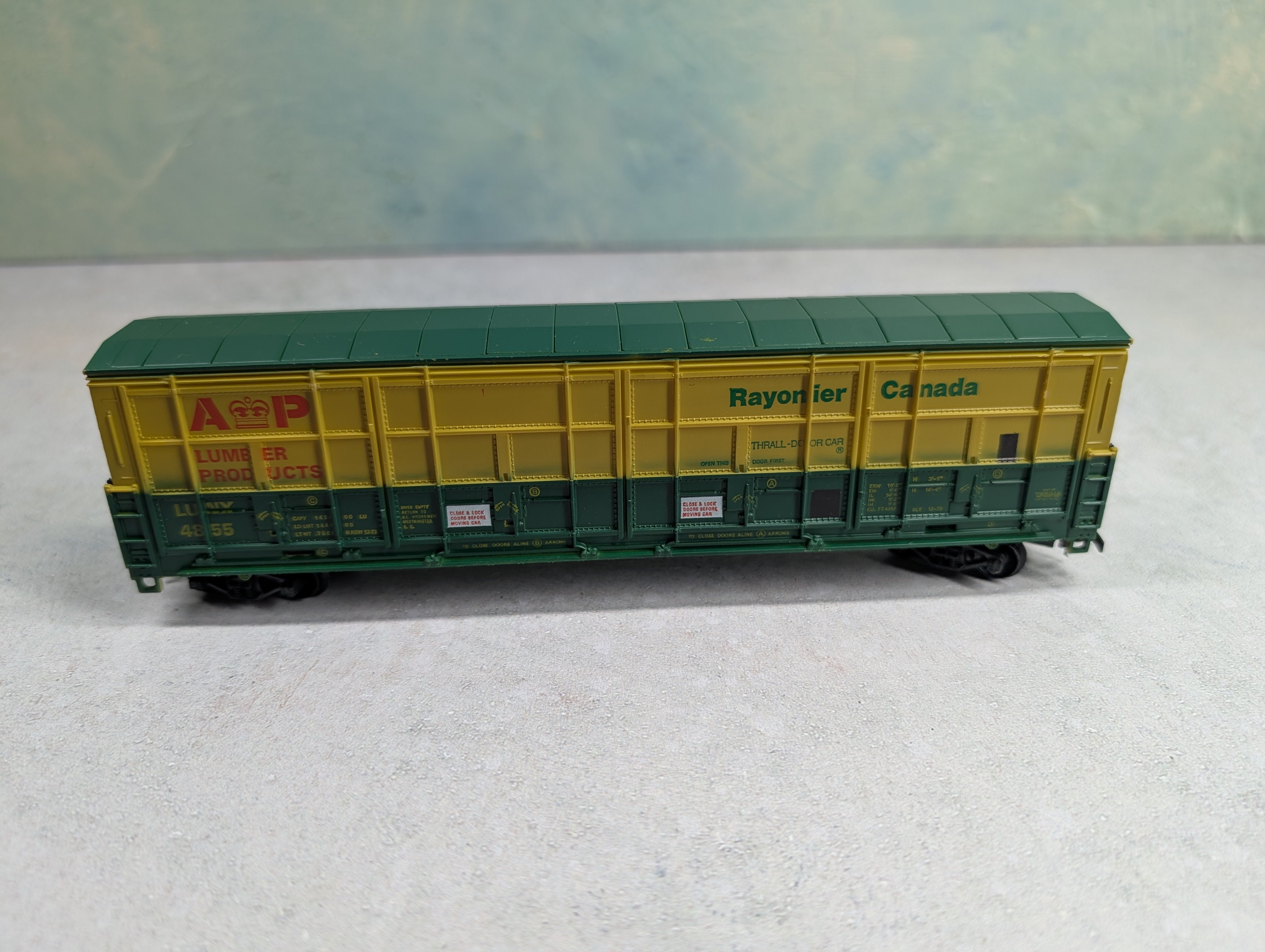 USED Life-Like HO Scale 50' Thrall All Door Box Car AP Lumber Products LUNX #4855