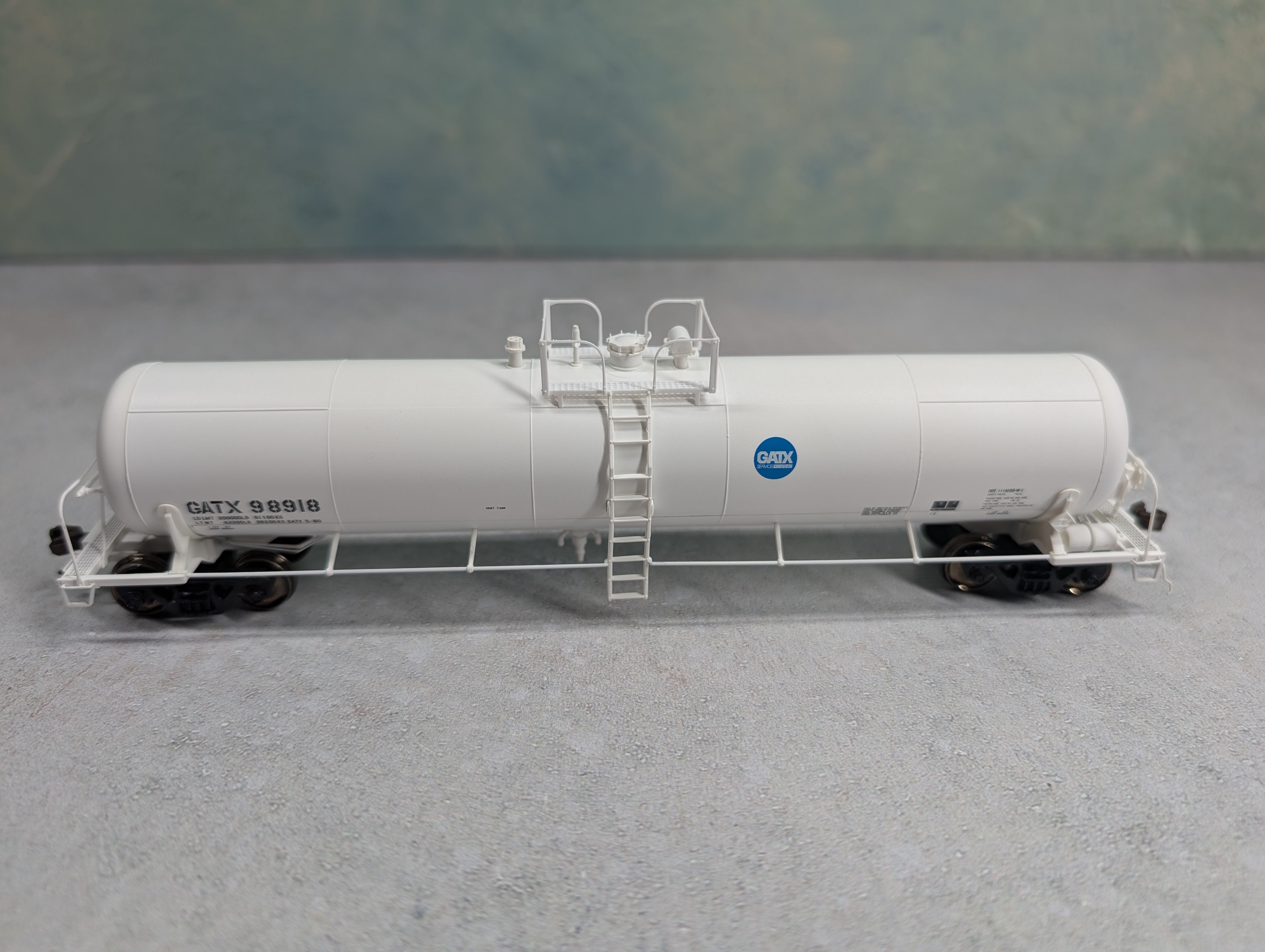 Atlas 20003508 HO Scale 20,700 Gal Tank Car GATX #98918 Service Driven