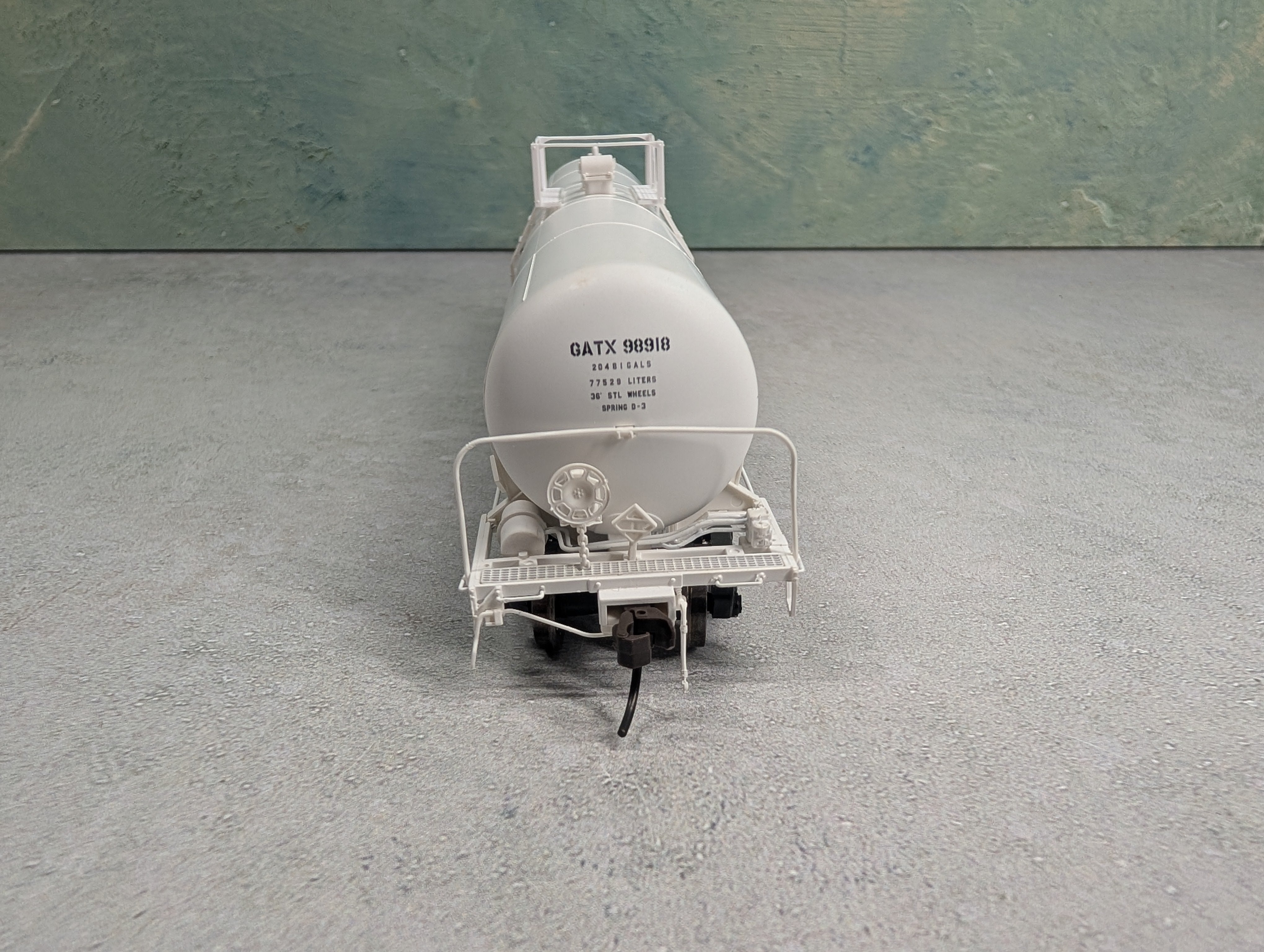 Atlas 20003508 HO Scale 20,700 Gal Tank Car GATX #98918 Service Driven