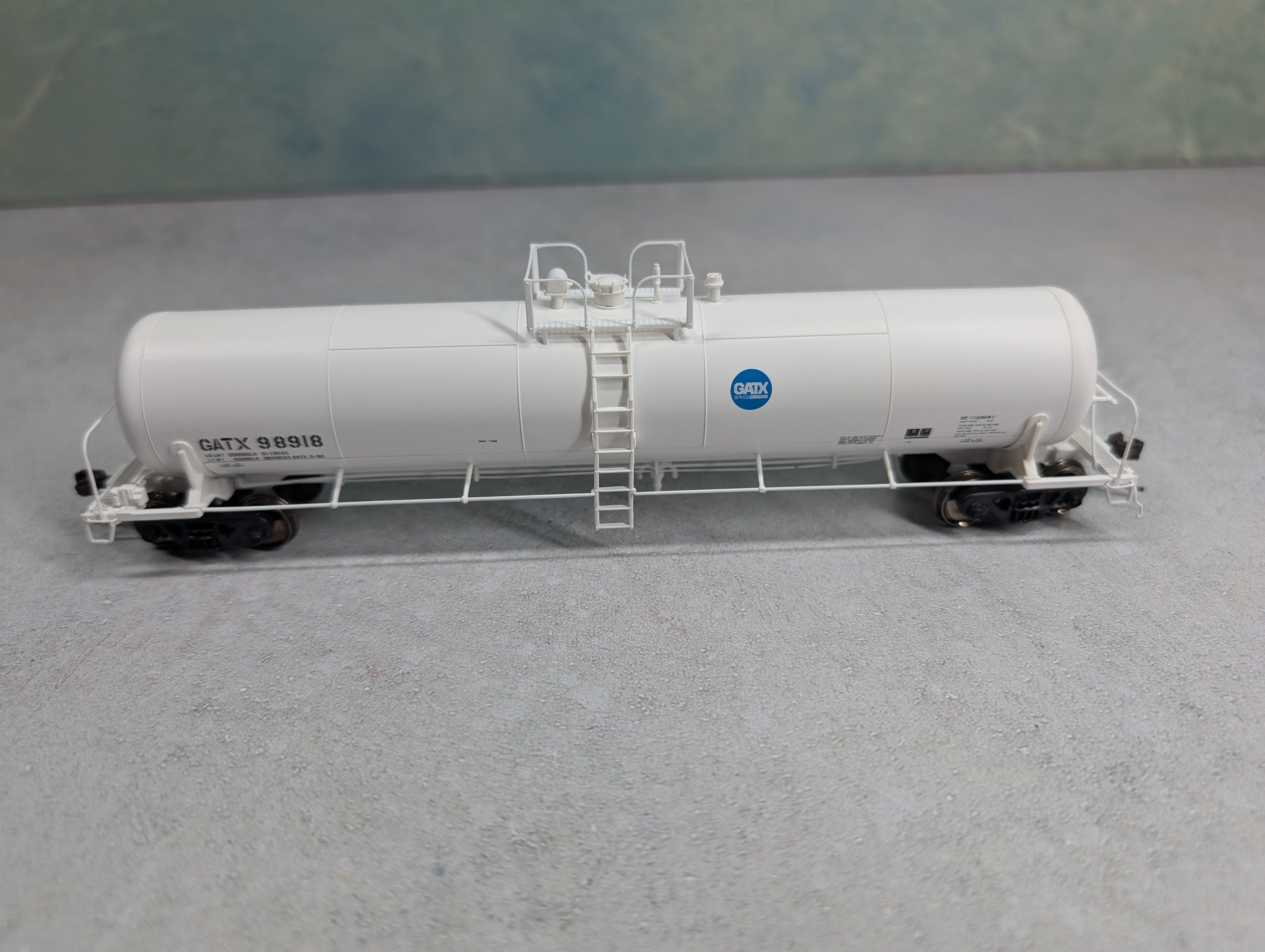 Atlas 20003508 HO Scale 20,700 Gal Tank Car GATX #98918 Service Driven